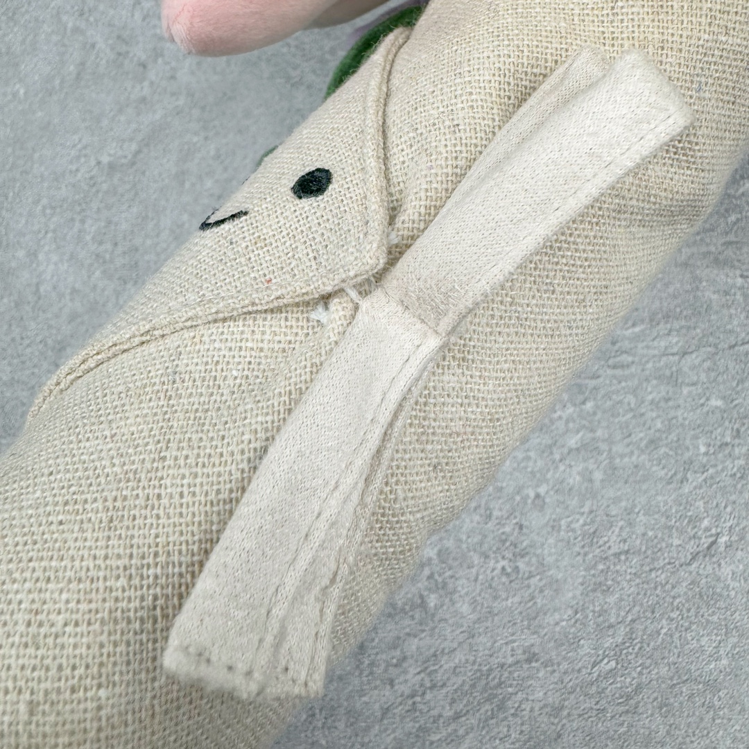 图片[7]-＃原单 Jellycat 玩偶 毛绒公仔 手捧花花束 31CM 科普：Jellycat是一个英国玩具品牌，创立于1999年，由William和Thomas兄弟二人在伦敦创立。该品牌专注于设计玩偶玩具，并全情投入于最有趣、环保和独特的软玩具领域。Jellycat的产品设计丰富且有创意，其毛绒玩具以可爱的动物形象为主打，深受全球儿童的喜爱。品牌的产品线包括各种动物系列、海洋系列、蔬果美食系列、植物系列等，每个系列都有其独特的设计和故事。Jellycat的产品设计理念是打破传统动物毛绒像动物标本一样的形象，通过改变形状、手感、颜色、大小和材料，用成千上万种方式制作一只动物毛绒。品牌的设计师来自世界各地，他们的创意让产品更具多元性，同时也让品牌能够从世界各地的文化中获得设计灵感。近年来，Jellycat品牌方开始跨界合作，与野兽派、华尔道夫酒店等品牌合作推出联名产品，进一步扩大了品牌的影响力。在社交媒体上，Jellycat也日益活跃，通过小红书、Instagram、抖音和TikTok等平台与消费者互动，分享品牌故事和产品信息。Jellycat的产品价格在99元到1699元不等，绝版产品的价格在二手平台上甚至会翻几倍。尽管有消费者认为它高价低质，价格贵、品控不严格等问题频频引来吐槽，但仍有大量粉丝愿意为“治愈”买单，因为这些毛绒玩具成为他们精神上的陪伴。原装100% polyester进口聚酯纤维面料 原厂7D棉 原单环保颗粒 双吊牌加三重水洗标 原配防尘袋 吊打市面通货 注意即使同一家厂 不同的批次面料缸差是一定都有的 官网不同批次都有 经过欧盟CE安全认证 此标准0-100岁的小朋友都适用 这个缸差和造型其实经常入手玩偶的都知道 手工制品 世上每一只jell 都是独一无二的 轻微线头 轻微不对称都是很正常的 无法避免 官网都是一样 底部走线 颗粒填充物 刺绣 走线 肉眼可见的精致 原色未染色面料纱线 超级有质感-选品中心