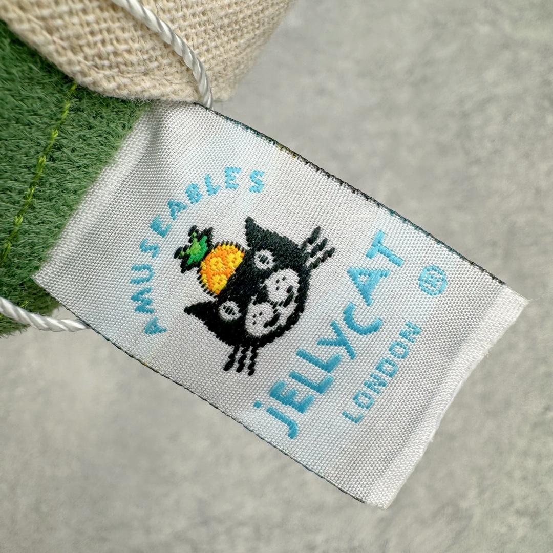 图片[11]-＃原单 Jellycat 玩偶 毛绒公仔 手捧花花束 31CM 科普：Jellycat是一个英国玩具品牌，创立于1999年，由William和Thomas兄弟二人在伦敦创立。该品牌专注于设计玩偶玩具，并全情投入于最有趣、环保和独特的软玩具领域。Jellycat的产品设计丰富且有创意，其毛绒玩具以可爱的动物形象为主打，深受全球儿童的喜爱。品牌的产品线包括各种动物系列、海洋系列、蔬果美食系列、植物系列等，每个系列都有其独特的设计和故事。Jellycat的产品设计理念是打破传统动物毛绒像动物标本一样的形象，通过改变形状、手感、颜色、大小和材料，用成千上万种方式制作一只动物毛绒。品牌的设计师来自世界各地，他们的创意让产品更具多元性，同时也让品牌能够从世界各地的文化中获得设计灵感。近年来，Jellycat品牌方开始跨界合作，与野兽派、华尔道夫酒店等品牌合作推出联名产品，进一步扩大了品牌的影响力。在社交媒体上，Jellycat也日益活跃，通过小红书、Instagram、抖音和TikTok等平台与消费者互动，分享品牌故事和产品信息。Jellycat的产品价格在99元到1699元不等，绝版产品的价格在二手平台上甚至会翻几倍。尽管有消费者认为它高价低质，价格贵、品控不严格等问题频频引来吐槽，但仍有大量粉丝愿意为“治愈”买单，因为这些毛绒玩具成为他们精神上的陪伴。原装100% polyester进口聚酯纤维面料 原厂7D棉 原单环保颗粒 双吊牌加三重水洗标 原配防尘袋 吊打市面通货 注意即使同一家厂 不同的批次面料缸差是一定都有的 官网不同批次都有 经过欧盟CE安全认证 此标准0-100岁的小朋友都适用 这个缸差和造型其实经常入手玩偶的都知道 手工制品 世上每一只jell 都是独一无二的 轻微线头 轻微不对称都是很正常的 无法避免 官网都是一样 底部走线 颗粒填充物 刺绣 走线 肉眼可见的精致 原色未染色面料纱线 超级有质感-选品中心