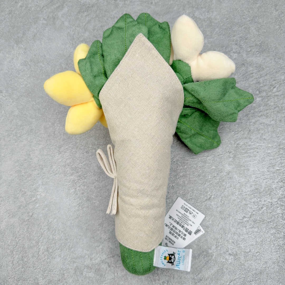 图片[2]-＃原单 Jellycat 玩偶 毛绒公仔 手捧花花束 31CM 科普：Jellycat是一个英国玩具品牌，创立于1999年，由William和Thomas兄弟二人在伦敦创立。该品牌专注于设计玩偶玩具，并全情投入于最有趣、环保和独特的软玩具领域。Jellycat的产品设计丰富且有创意，其毛绒玩具以可爱的动物形象为主打，深受全球儿童的喜爱。品牌的产品线包括各种动物系列、海洋系列、蔬果美食系列、植物系列等，每个系列都有其独特的设计和故事。Jellycat的产品设计理念是打破传统动物毛绒像动物标本一样的形象，通过改变形状、手感、颜色、大小和材料，用成千上万种方式制作一只动物毛绒。品牌的设计师来自世界各地，他们的创意让产品更具多元性，同时也让品牌能够从世界各地的文化中获得设计灵感。近年来，Jellycat品牌方开始跨界合作，与野兽派、华尔道夫酒店等品牌合作推出联名产品，进一步扩大了品牌的影响力。在社交媒体上，Jellycat也日益活跃，通过小红书、Instagram、抖音和TikTok等平台与消费者互动，分享品牌故事和产品信息。Jellycat的产品价格在99元到1699元不等，绝版产品的价格在二手平台上甚至会翻几倍。尽管有消费者认为它高价低质，价格贵、品控不严格等问题频频引来吐槽，但仍有大量粉丝愿意为“治愈”买单，因为这些毛绒玩具成为他们精神上的陪伴。原装100% polyester进口聚酯纤维面料 原厂7D棉 原单环保颗粒 双吊牌加三重水洗标 原配防尘袋 吊打市面通货 注意即使同一家厂 不同的批次面料缸差是一定都有的 官网不同批次都有 经过欧盟CE安全认证 此标准0-100岁的小朋友都适用 这个缸差和造型其实经常入手玩偶的都知道 手工制品 世上每一只jell 都是独一无二的 轻微线头 轻微不对称都是很正常的 无法避免 官网都是一样 底部走线 颗粒填充物 刺绣 走线 肉眼可见的精致 原色未染色面料纱线 超级有质感-选品中心