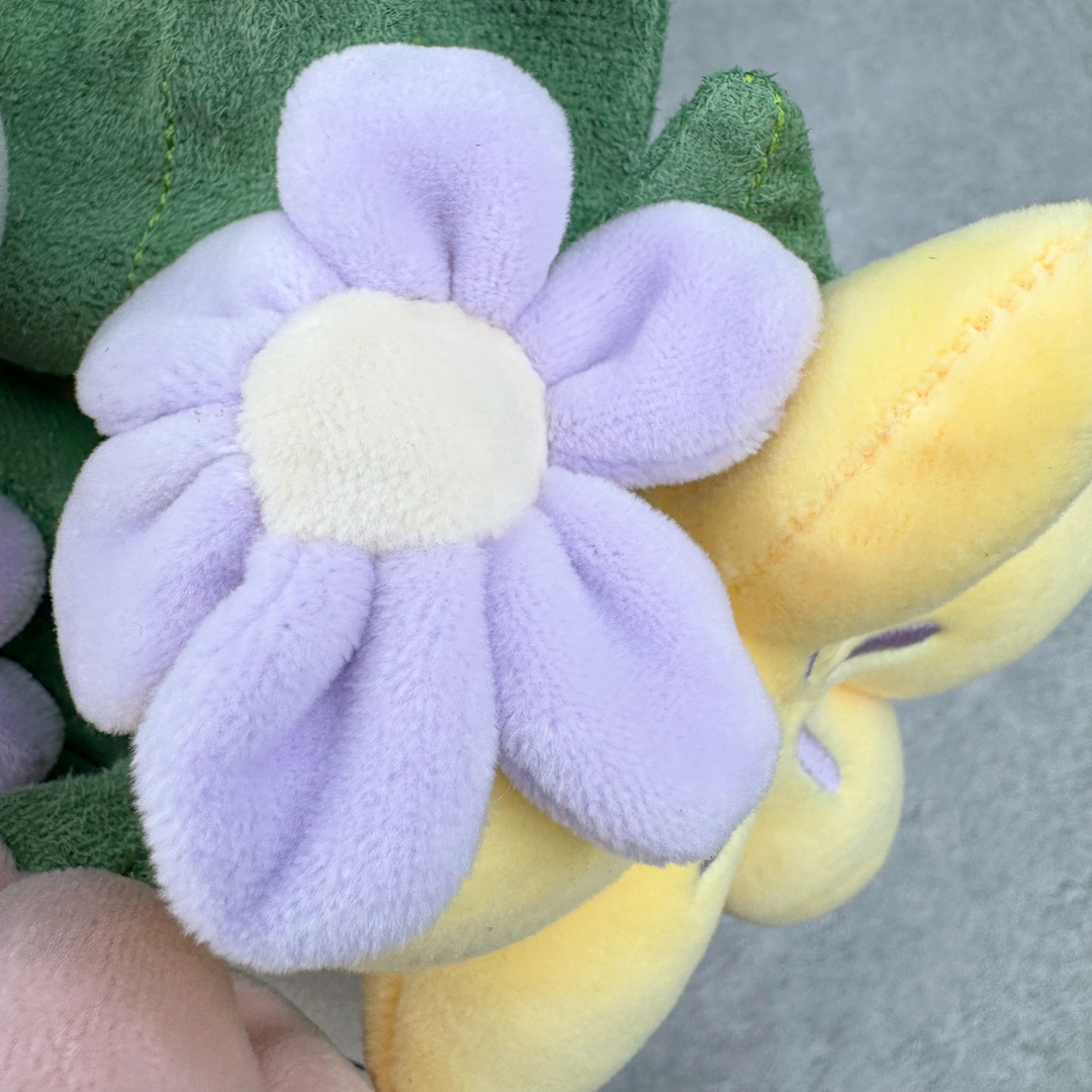 图片[4]-＃原单 Jellycat 玩偶 毛绒公仔 手捧花花束 31CM 科普：Jellycat是一个英国玩具品牌，创立于1999年，由William和Thomas兄弟二人在伦敦创立。该品牌专注于设计玩偶玩具，并全情投入于最有趣、环保和独特的软玩具领域。Jellycat的产品设计丰富且有创意，其毛绒玩具以可爱的动物形象为主打，深受全球儿童的喜爱。品牌的产品线包括各种动物系列、海洋系列、蔬果美食系列、植物系列等，每个系列都有其独特的设计和故事。Jellycat的产品设计理念是打破传统动物毛绒像动物标本一样的形象，通过改变形状、手感、颜色、大小和材料，用成千上万种方式制作一只动物毛绒。品牌的设计师来自世界各地，他们的创意让产品更具多元性，同时也让品牌能够从世界各地的文化中获得设计灵感。近年来，Jellycat品牌方开始跨界合作，与野兽派、华尔道夫酒店等品牌合作推出联名产品，进一步扩大了品牌的影响力。在社交媒体上，Jellycat也日益活跃，通过小红书、Instagram、抖音和TikTok等平台与消费者互动，分享品牌故事和产品信息。Jellycat的产品价格在99元到1699元不等，绝版产品的价格在二手平台上甚至会翻几倍。尽管有消费者认为它高价低质，价格贵、品控不严格等问题频频引来吐槽，但仍有大量粉丝愿意为“治愈”买单，因为这些毛绒玩具成为他们精神上的陪伴。原装100% polyester进口聚酯纤维面料 原厂7D棉 原单环保颗粒 双吊牌加三重水洗标 原配防尘袋 吊打市面通货 注意即使同一家厂 不同的批次面料缸差是一定都有的 官网不同批次都有 经过欧盟CE安全认证 此标准0-100岁的小朋友都适用 这个缸差和造型其实经常入手玩偶的都知道 手工制品 世上每一只jell 都是独一无二的 轻微线头 轻微不对称都是很正常的 无法避免 官网都是一样 底部走线 颗粒填充物 刺绣 走线 肉眼可见的精致 原色未染色面料纱线 超级有质感-选品中心