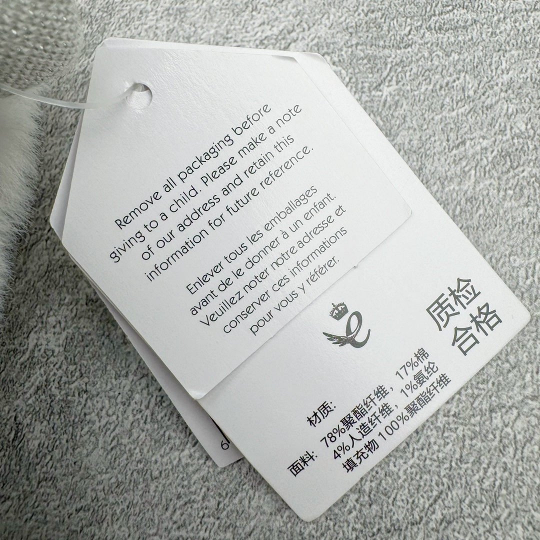 图片[11]-＃原单 Jellycat 玩偶 毛绒公仔 雪龙 50CM 科普：Jellycat是一个英国玩具品牌，创立于1999年，由William和Thomas兄弟二人在伦敦创立。该品牌专注于设计玩偶玩具，并全情投入于最有趣、环保和独特的软玩具领域。Jellycat的产品设计丰富且有创意，其毛绒玩具以可爱的动物形象为主打，深受全球儿童的喜爱。品牌的产品线包括各种动物系列、海洋系列、蔬果美食系列、植物系列等，每个系列都有其独特的设计和故事。Jellycat的产品设计理念是打破传统动物毛绒像动物标本一样的形象，通过改变形状、手感、颜色、大小和材料，用成千上万种方式制作一只动物毛绒。品牌的设计师来自世界各地，他们的创意让产品更具多元性，同时也让品牌能够从世界各地的文化中获得设计灵感。近年来，Jellycat品牌方开始跨界合作，与野兽派、华尔道夫酒店等品牌合作推出联名产品，进一步扩大了品牌的影响力。在社交媒体上，Jellycat也日益活跃，通过小红书、Instagram、抖音和TikTok等平台与消费者互动，分享品牌故事和产品信息。Jellycat的产品价格在99元到1699元不等，绝版产品的价格在二手平台上甚至会翻几倍。尽管有消费者认为它高价低质，价格贵、品控不严格等问题频频引来吐槽，但仍有大量粉丝愿意为“治愈”买单，因为这些毛绒玩具成为他们精神上的陪伴。原装100% polyester进口聚酯纤维面料 原厂7D棉 原单环保颗粒 双吊牌加三重水洗标 原配防尘袋 吊打市面通货 注意即使同一家厂 不同的批次面料缸差是一定都有的 官网不同批次都有 经过欧盟CE安全认证 此标准0-100岁的小朋友都适用 这个缸差和造型其实经常入手玩偶的都知道 手工制品 世上每一只jell 都是独一无二的 轻微线头 轻微不对称都是很正常的 无法避免 官网都是一样 底部走线 颗粒填充物 刺绣 走线 肉眼可见的精致 原色未染色面料纱线 超级有质感-选品中心