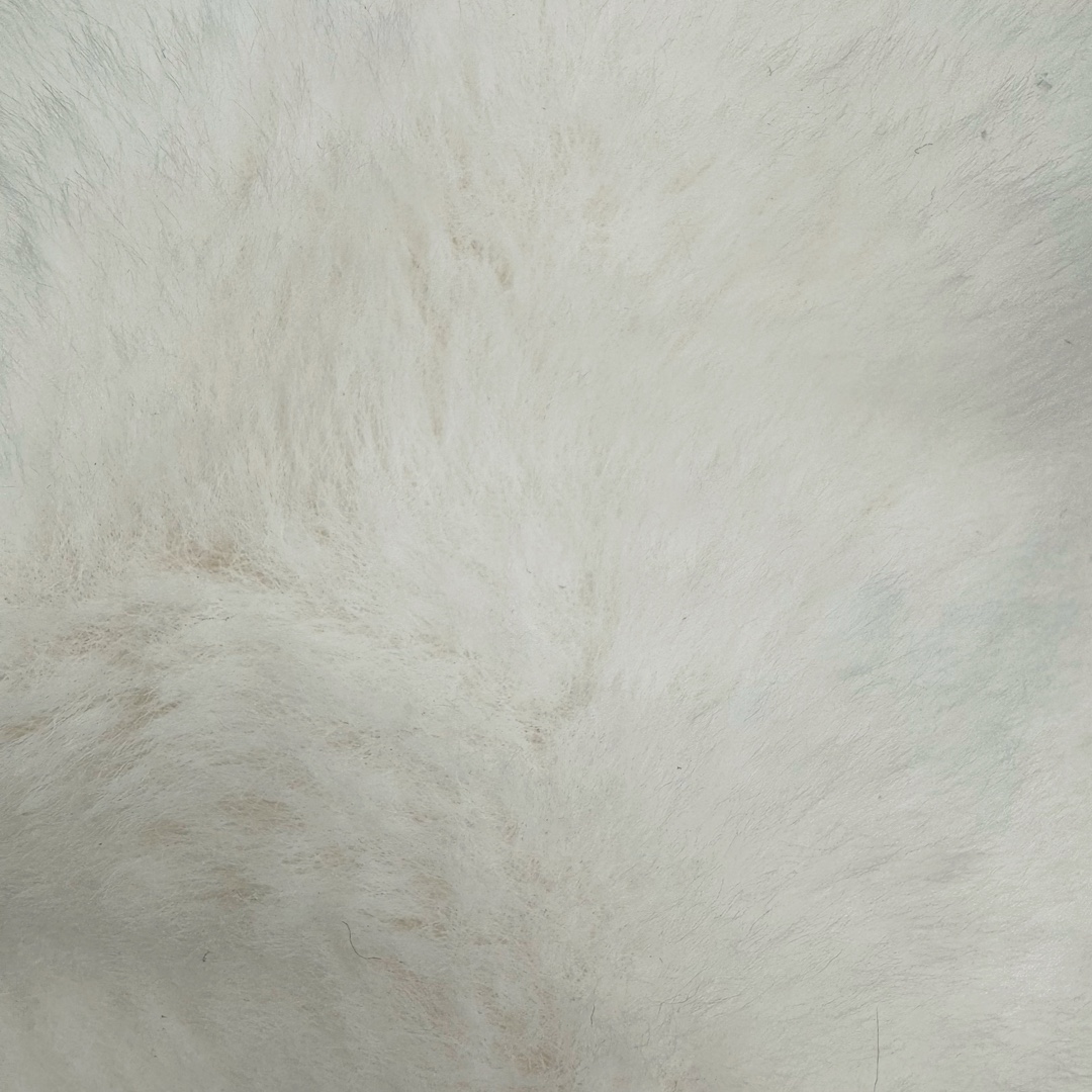 图片[9]-＃原单 Jellycat 玩偶 毛绒公仔 雪龙 50CM 科普：Jellycat是一个英国玩具品牌，创立于1999年，由William和Thomas兄弟二人在伦敦创立。该品牌专注于设计玩偶玩具，并全情投入于最有趣、环保和独特的软玩具领域。Jellycat的产品设计丰富且有创意，其毛绒玩具以可爱的动物形象为主打，深受全球儿童的喜爱。品牌的产品线包括各种动物系列、海洋系列、蔬果美食系列、植物系列等，每个系列都有其独特的设计和故事。Jellycat的产品设计理念是打破传统动物毛绒像动物标本一样的形象，通过改变形状、手感、颜色、大小和材料，用成千上万种方式制作一只动物毛绒。品牌的设计师来自世界各地，他们的创意让产品更具多元性，同时也让品牌能够从世界各地的文化中获得设计灵感。近年来，Jellycat品牌方开始跨界合作，与野兽派、华尔道夫酒店等品牌合作推出联名产品，进一步扩大了品牌的影响力。在社交媒体上，Jellycat也日益活跃，通过小红书、Instagram、抖音和TikTok等平台与消费者互动，分享品牌故事和产品信息。Jellycat的产品价格在99元到1699元不等，绝版产品的价格在二手平台上甚至会翻几倍。尽管有消费者认为它高价低质，价格贵、品控不严格等问题频频引来吐槽，但仍有大量粉丝愿意为“治愈”买单，因为这些毛绒玩具成为他们精神上的陪伴。原装100% polyester进口聚酯纤维面料 原厂7D棉 原单环保颗粒 双吊牌加三重水洗标 原配防尘袋 吊打市面通货 注意即使同一家厂 不同的批次面料缸差是一定都有的 官网不同批次都有 经过欧盟CE安全认证 此标准0-100岁的小朋友都适用 这个缸差和造型其实经常入手玩偶的都知道 手工制品 世上每一只jell 都是独一无二的 轻微线头 轻微不对称都是很正常的 无法避免 官网都是一样 底部走线 颗粒填充物 刺绣 走线 肉眼可见的精致 原色未染色面料纱线 超级有质感-选品中心