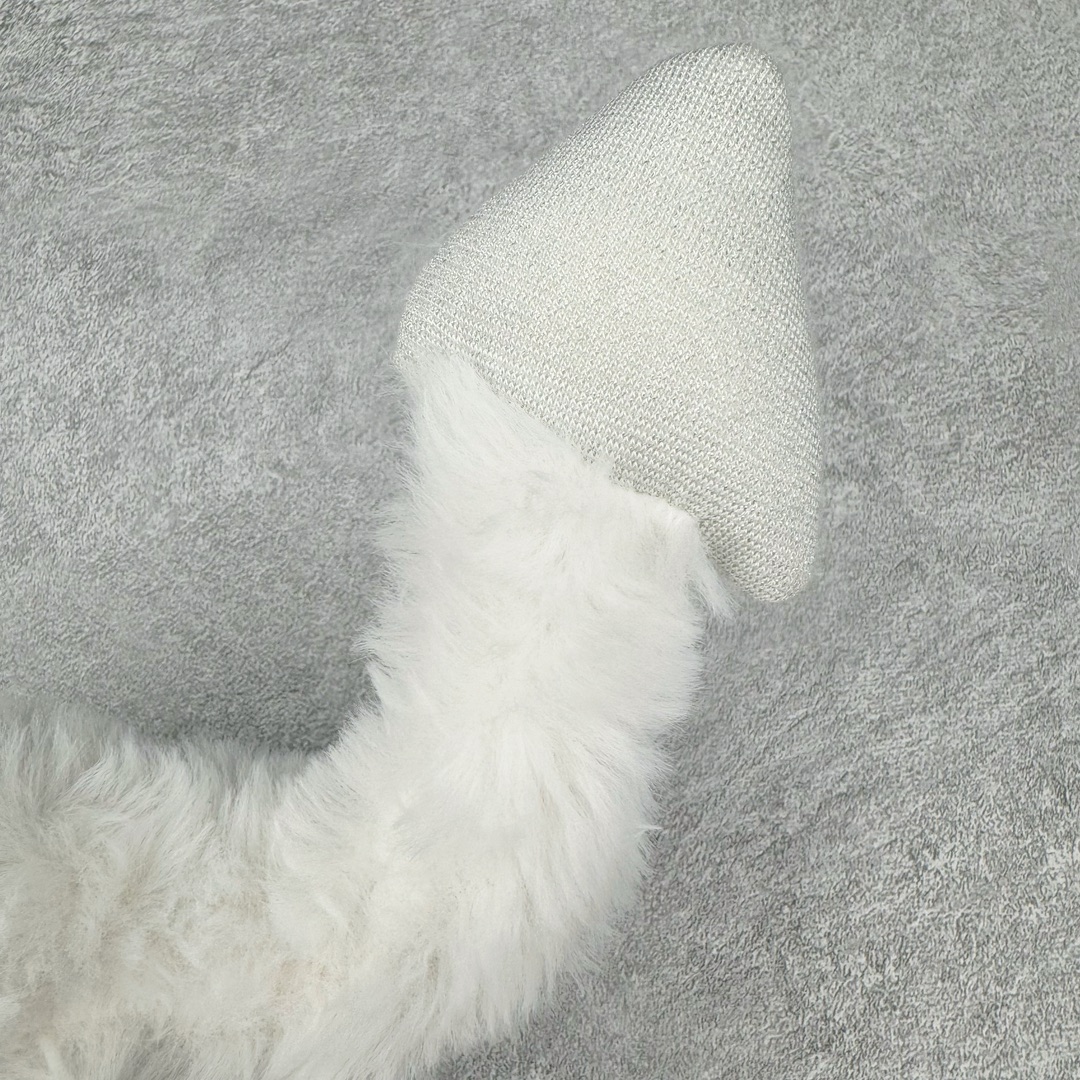 图片[8]-＃原单 Jellycat 玩偶 毛绒公仔 雪龙 50CM 科普：Jellycat是一个英国玩具品牌，创立于1999年，由William和Thomas兄弟二人在伦敦创立。该品牌专注于设计玩偶玩具，并全情投入于最有趣、环保和独特的软玩具领域。Jellycat的产品设计丰富且有创意，其毛绒玩具以可爱的动物形象为主打，深受全球儿童的喜爱。品牌的产品线包括各种动物系列、海洋系列、蔬果美食系列、植物系列等，每个系列都有其独特的设计和故事。Jellycat的产品设计理念是打破传统动物毛绒像动物标本一样的形象，通过改变形状、手感、颜色、大小和材料，用成千上万种方式制作一只动物毛绒。品牌的设计师来自世界各地，他们的创意让产品更具多元性，同时也让品牌能够从世界各地的文化中获得设计灵感。近年来，Jellycat品牌方开始跨界合作，与野兽派、华尔道夫酒店等品牌合作推出联名产品，进一步扩大了品牌的影响力。在社交媒体上，Jellycat也日益活跃，通过小红书、Instagram、抖音和TikTok等平台与消费者互动，分享品牌故事和产品信息。Jellycat的产品价格在99元到1699元不等，绝版产品的价格在二手平台上甚至会翻几倍。尽管有消费者认为它高价低质，价格贵、品控不严格等问题频频引来吐槽，但仍有大量粉丝愿意为“治愈”买单，因为这些毛绒玩具成为他们精神上的陪伴。原装100% polyester进口聚酯纤维面料 原厂7D棉 原单环保颗粒 双吊牌加三重水洗标 原配防尘袋 吊打市面通货 注意即使同一家厂 不同的批次面料缸差是一定都有的 官网不同批次都有 经过欧盟CE安全认证 此标准0-100岁的小朋友都适用 这个缸差和造型其实经常入手玩偶的都知道 手工制品 世上每一只jell 都是独一无二的 轻微线头 轻微不对称都是很正常的 无法避免 官网都是一样 底部走线 颗粒填充物 刺绣 走线 肉眼可见的精致 原色未染色面料纱线 超级有质感-选品中心