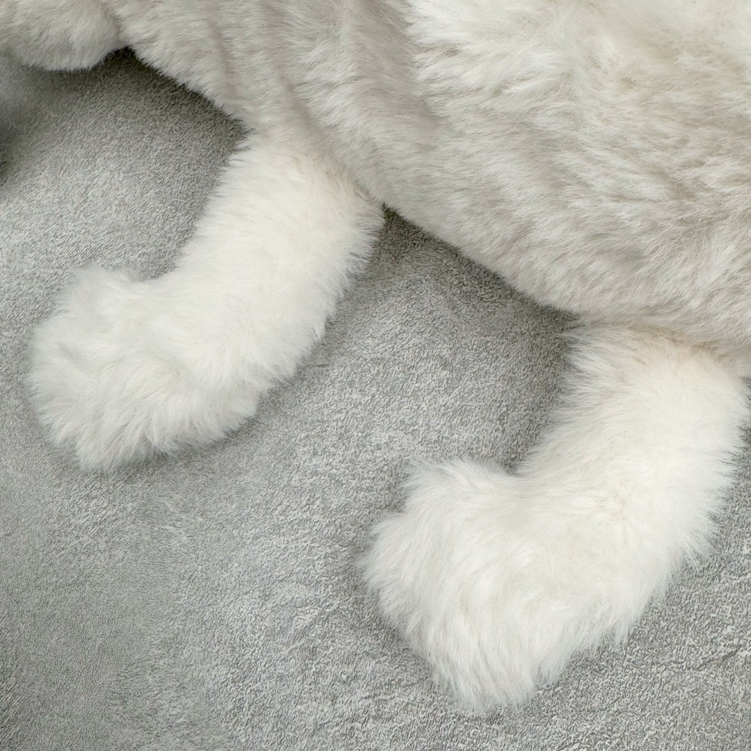 图片[5]-＃原单 Jellycat 玩偶 毛绒公仔 雪龙 50CM 科普：Jellycat是一个英国玩具品牌，创立于1999年，由William和Thomas兄弟二人在伦敦创立。该品牌专注于设计玩偶玩具，并全情投入于最有趣、环保和独特的软玩具领域。Jellycat的产品设计丰富且有创意，其毛绒玩具以可爱的动物形象为主打，深受全球儿童的喜爱。品牌的产品线包括各种动物系列、海洋系列、蔬果美食系列、植物系列等，每个系列都有其独特的设计和故事。Jellycat的产品设计理念是打破传统动物毛绒像动物标本一样的形象，通过改变形状、手感、颜色、大小和材料，用成千上万种方式制作一只动物毛绒。品牌的设计师来自世界各地，他们的创意让产品更具多元性，同时也让品牌能够从世界各地的文化中获得设计灵感。近年来，Jellycat品牌方开始跨界合作，与野兽派、华尔道夫酒店等品牌合作推出联名产品，进一步扩大了品牌的影响力。在社交媒体上，Jellycat也日益活跃，通过小红书、Instagram、抖音和TikTok等平台与消费者互动，分享品牌故事和产品信息。Jellycat的产品价格在99元到1699元不等，绝版产品的价格在二手平台上甚至会翻几倍。尽管有消费者认为它高价低质，价格贵、品控不严格等问题频频引来吐槽，但仍有大量粉丝愿意为“治愈”买单，因为这些毛绒玩具成为他们精神上的陪伴。原装100% polyester进口聚酯纤维面料 原厂7D棉 原单环保颗粒 双吊牌加三重水洗标 原配防尘袋 吊打市面通货 注意即使同一家厂 不同的批次面料缸差是一定都有的 官网不同批次都有 经过欧盟CE安全认证 此标准0-100岁的小朋友都适用 这个缸差和造型其实经常入手玩偶的都知道 手工制品 世上每一只jell 都是独一无二的 轻微线头 轻微不对称都是很正常的 无法避免 官网都是一样 底部走线 颗粒填充物 刺绣 走线 肉眼可见的精致 原色未染色面料纱线 超级有质感-选品中心