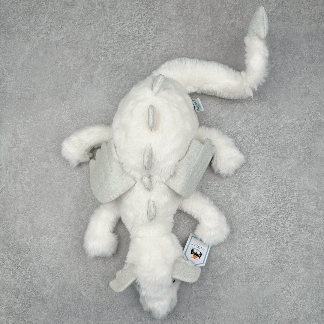 ＃原单 Jellycat 玩偶 毛绒公仔 雪龙 50CM 科普：Jellycat是一个英国玩具品牌，创立于1999年，由William和Thomas兄弟二人在伦敦创立。该品牌专注于设计玩偶玩具，并全情投入于最有趣、环保和独特的软玩具领域。Jellycat的产品设计丰富且有创意，其毛绒玩具以可爱的动物形象为主打，深受全球儿童的喜爱。品牌的产品线包括各种动物系列、海洋系列、蔬果美食系列、植物系列等，每个系列都有其独特的设计和故事。Jellycat的产品设计理念是打破传统动物毛绒像动物标本一样的形象，通过改变形状、手感、颜色、大小和材料，用成千上万种方式制作一只动物毛绒。品牌的设计师来自世界各地，他们的创意让产品更具多元性，同时也让品牌能够从世界各地的文化中获得设计灵感。近年来，Jellycat品牌方开始跨界合作，与野兽派、华尔道夫酒店等品牌合作推出联名产品，进一步扩大了品牌的影响力。在社交媒体上，Jellycat也日益活跃，通过小红书、Instagram、抖音和TikTok等平台与消费者互动，分享品牌故事和产品信息。Jellycat的产品价格在99元到1699元不等，绝版产品的价格在二手平台上甚至会翻几倍。尽管有消费者认为它高价低质，价格贵、品控不严格等问题频频引来吐槽，但仍有大量粉丝愿意为“治愈”买单，因为这些毛绒玩具成为他们精神上的陪伴。原装100% polyester进口聚酯纤维面料 原厂7D棉 原单环保颗粒 双吊牌加三重水洗标 原配防尘袋 吊打市面通货 注意即使同一家厂 不同的批次面料缸差是一定都有的 官网不同批次都有 经过欧盟CE安全认证 此标准0-100岁的小朋友都适用 这个缸差和造型其实经常入手玩偶的都知道 手工制品 世上每一只jell 都是独一无二的 轻微线头 轻微不对称都是很正常的 无法避免 官网都是一样 底部走线 颗粒填充物 刺绣 走线 肉眼可见的精致 原色未染色面料纱线 超级有质感-选品中心