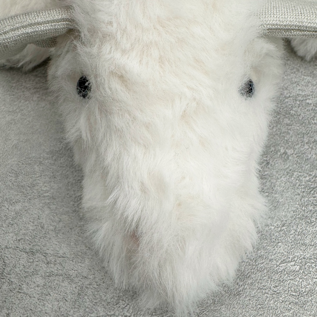 图片[4]-＃原单 Jellycat 玩偶 毛绒公仔 雪龙 50CM 科普：Jellycat是一个英国玩具品牌，创立于1999年，由William和Thomas兄弟二人在伦敦创立。该品牌专注于设计玩偶玩具，并全情投入于最有趣、环保和独特的软玩具领域。Jellycat的产品设计丰富且有创意，其毛绒玩具以可爱的动物形象为主打，深受全球儿童的喜爱。品牌的产品线包括各种动物系列、海洋系列、蔬果美食系列、植物系列等，每个系列都有其独特的设计和故事。Jellycat的产品设计理念是打破传统动物毛绒像动物标本一样的形象，通过改变形状、手感、颜色、大小和材料，用成千上万种方式制作一只动物毛绒。品牌的设计师来自世界各地，他们的创意让产品更具多元性，同时也让品牌能够从世界各地的文化中获得设计灵感。近年来，Jellycat品牌方开始跨界合作，与野兽派、华尔道夫酒店等品牌合作推出联名产品，进一步扩大了品牌的影响力。在社交媒体上，Jellycat也日益活跃，通过小红书、Instagram、抖音和TikTok等平台与消费者互动，分享品牌故事和产品信息。Jellycat的产品价格在99元到1699元不等，绝版产品的价格在二手平台上甚至会翻几倍。尽管有消费者认为它高价低质，价格贵、品控不严格等问题频频引来吐槽，但仍有大量粉丝愿意为“治愈”买单，因为这些毛绒玩具成为他们精神上的陪伴。原装100% polyester进口聚酯纤维面料 原厂7D棉 原单环保颗粒 双吊牌加三重水洗标 原配防尘袋 吊打市面通货 注意即使同一家厂 不同的批次面料缸差是一定都有的 官网不同批次都有 经过欧盟CE安全认证 此标准0-100岁的小朋友都适用 这个缸差和造型其实经常入手玩偶的都知道 手工制品 世上每一只jell 都是独一无二的 轻微线头 轻微不对称都是很正常的 无法避免 官网都是一样 底部走线 颗粒填充物 刺绣 走线 肉眼可见的精致 原色未染色面料纱线 超级有质感-选品中心