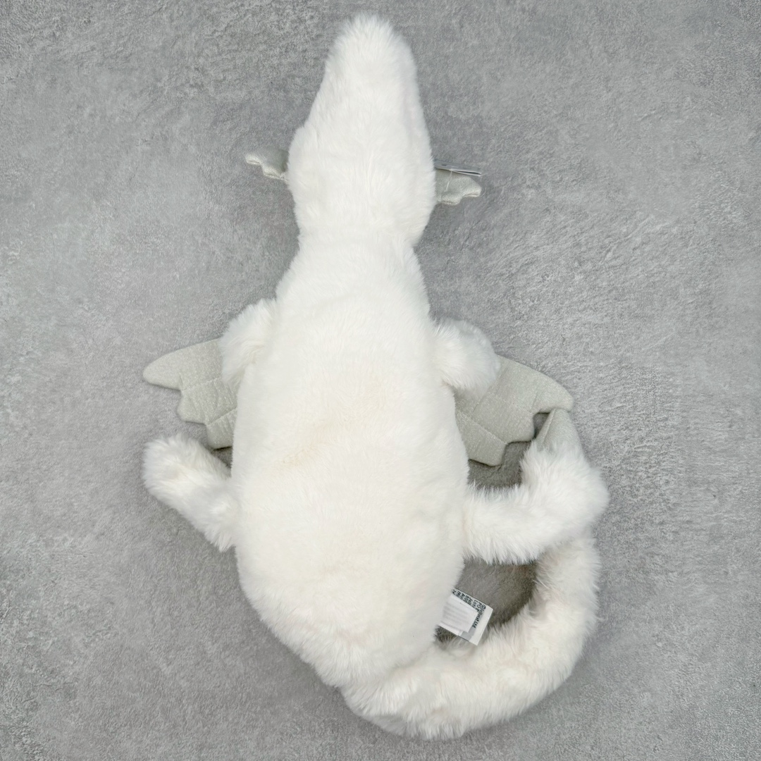 图片[2]-＃原单 Jellycat 玩偶 毛绒公仔 雪龙 50CM 科普：Jellycat是一个英国玩具品牌，创立于1999年，由William和Thomas兄弟二人在伦敦创立。该品牌专注于设计玩偶玩具，并全情投入于最有趣、环保和独特的软玩具领域。Jellycat的产品设计丰富且有创意，其毛绒玩具以可爱的动物形象为主打，深受全球儿童的喜爱。品牌的产品线包括各种动物系列、海洋系列、蔬果美食系列、植物系列等，每个系列都有其独特的设计和故事。Jellycat的产品设计理念是打破传统动物毛绒像动物标本一样的形象，通过改变形状、手感、颜色、大小和材料，用成千上万种方式制作一只动物毛绒。品牌的设计师来自世界各地，他们的创意让产品更具多元性，同时也让品牌能够从世界各地的文化中获得设计灵感。近年来，Jellycat品牌方开始跨界合作，与野兽派、华尔道夫酒店等品牌合作推出联名产品，进一步扩大了品牌的影响力。在社交媒体上，Jellycat也日益活跃，通过小红书、Instagram、抖音和TikTok等平台与消费者互动，分享品牌故事和产品信息。Jellycat的产品价格在99元到1699元不等，绝版产品的价格在二手平台上甚至会翻几倍。尽管有消费者认为它高价低质，价格贵、品控不严格等问题频频引来吐槽，但仍有大量粉丝愿意为“治愈”买单，因为这些毛绒玩具成为他们精神上的陪伴。原装100% polyester进口聚酯纤维面料 原厂7D棉 原单环保颗粒 双吊牌加三重水洗标 原配防尘袋 吊打市面通货 注意即使同一家厂 不同的批次面料缸差是一定都有的 官网不同批次都有 经过欧盟CE安全认证 此标准0-100岁的小朋友都适用 这个缸差和造型其实经常入手玩偶的都知道 手工制品 世上每一只jell 都是独一无二的 轻微线头 轻微不对称都是很正常的 无法避免 官网都是一样 底部走线 颗粒填充物 刺绣 走线 肉眼可见的精致 原色未染色面料纱线 超级有质感-选品中心