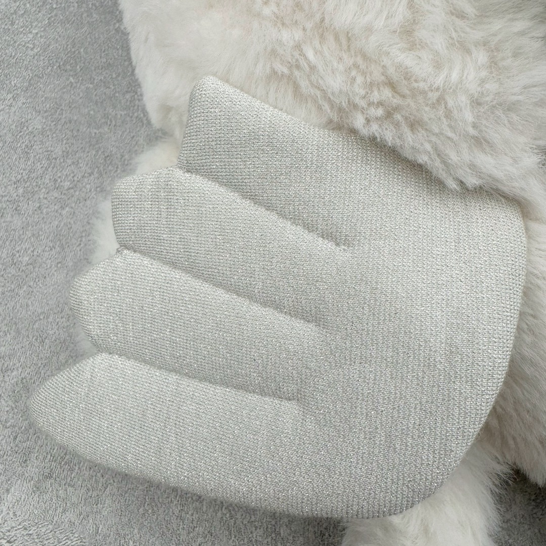 图片[7]-＃原单 Jellycat 玩偶 毛绒公仔 雪龙 50CM 科普：Jellycat是一个英国玩具品牌，创立于1999年，由William和Thomas兄弟二人在伦敦创立。该品牌专注于设计玩偶玩具，并全情投入于最有趣、环保和独特的软玩具领域。Jellycat的产品设计丰富且有创意，其毛绒玩具以可爱的动物形象为主打，深受全球儿童的喜爱。品牌的产品线包括各种动物系列、海洋系列、蔬果美食系列、植物系列等，每个系列都有其独特的设计和故事。Jellycat的产品设计理念是打破传统动物毛绒像动物标本一样的形象，通过改变形状、手感、颜色、大小和材料，用成千上万种方式制作一只动物毛绒。品牌的设计师来自世界各地，他们的创意让产品更具多元性，同时也让品牌能够从世界各地的文化中获得设计灵感。近年来，Jellycat品牌方开始跨界合作，与野兽派、华尔道夫酒店等品牌合作推出联名产品，进一步扩大了品牌的影响力。在社交媒体上，Jellycat也日益活跃，通过小红书、Instagram、抖音和TikTok等平台与消费者互动，分享品牌故事和产品信息。Jellycat的产品价格在99元到1699元不等，绝版产品的价格在二手平台上甚至会翻几倍。尽管有消费者认为它高价低质，价格贵、品控不严格等问题频频引来吐槽，但仍有大量粉丝愿意为“治愈”买单，因为这些毛绒玩具成为他们精神上的陪伴。原装100% polyester进口聚酯纤维面料 原厂7D棉 原单环保颗粒 双吊牌加三重水洗标 原配防尘袋 吊打市面通货 注意即使同一家厂 不同的批次面料缸差是一定都有的 官网不同批次都有 经过欧盟CE安全认证 此标准0-100岁的小朋友都适用 这个缸差和造型其实经常入手玩偶的都知道 手工制品 世上每一只jell 都是独一无二的 轻微线头 轻微不对称都是很正常的 无法避免 官网都是一样 底部走线 颗粒填充物 刺绣 走线 肉眼可见的精致 原色未染色面料纱线 超级有质感-选品中心