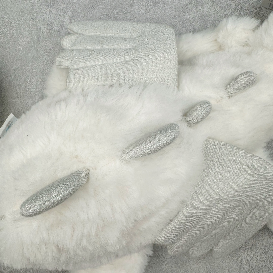 图片[6]-＃原单 Jellycat 玩偶 毛绒公仔 雪龙 50CM 科普：Jellycat是一个英国玩具品牌，创立于1999年，由William和Thomas兄弟二人在伦敦创立。该品牌专注于设计玩偶玩具，并全情投入于最有趣、环保和独特的软玩具领域。Jellycat的产品设计丰富且有创意，其毛绒玩具以可爱的动物形象为主打，深受全球儿童的喜爱。品牌的产品线包括各种动物系列、海洋系列、蔬果美食系列、植物系列等，每个系列都有其独特的设计和故事。Jellycat的产品设计理念是打破传统动物毛绒像动物标本一样的形象，通过改变形状、手感、颜色、大小和材料，用成千上万种方式制作一只动物毛绒。品牌的设计师来自世界各地，他们的创意让产品更具多元性，同时也让品牌能够从世界各地的文化中获得设计灵感。近年来，Jellycat品牌方开始跨界合作，与野兽派、华尔道夫酒店等品牌合作推出联名产品，进一步扩大了品牌的影响力。在社交媒体上，Jellycat也日益活跃，通过小红书、Instagram、抖音和TikTok等平台与消费者互动，分享品牌故事和产品信息。Jellycat的产品价格在99元到1699元不等，绝版产品的价格在二手平台上甚至会翻几倍。尽管有消费者认为它高价低质，价格贵、品控不严格等问题频频引来吐槽，但仍有大量粉丝愿意为“治愈”买单，因为这些毛绒玩具成为他们精神上的陪伴。原装100% polyester进口聚酯纤维面料 原厂7D棉 原单环保颗粒 双吊牌加三重水洗标 原配防尘袋 吊打市面通货 注意即使同一家厂 不同的批次面料缸差是一定都有的 官网不同批次都有 经过欧盟CE安全认证 此标准0-100岁的小朋友都适用 这个缸差和造型其实经常入手玩偶的都知道 手工制品 世上每一只jell 都是独一无二的 轻微线头 轻微不对称都是很正常的 无法避免 官网都是一样 底部走线 颗粒填充物 刺绣 走线 肉眼可见的精致 原色未染色面料纱线 超级有质感-选品中心