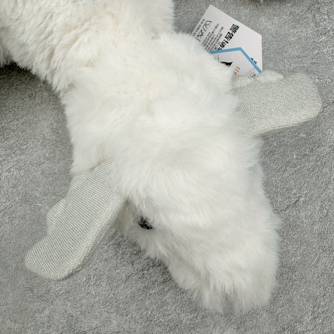 图片[3]-＃原单 Jellycat 玩偶 毛绒公仔 雪龙 50CM 科普：Jellycat是一个英国玩具品牌，创立于1999年，由William和Thomas兄弟二人在伦敦创立。该品牌专注于设计玩偶玩具，并全情投入于最有趣、环保和独特的软玩具领域。Jellycat的产品设计丰富且有创意，其毛绒玩具以可爱的动物形象为主打，深受全球儿童的喜爱。品牌的产品线包括各种动物系列、海洋系列、蔬果美食系列、植物系列等，每个系列都有其独特的设计和故事。Jellycat的产品设计理念是打破传统动物毛绒像动物标本一样的形象，通过改变形状、手感、颜色、大小和材料，用成千上万种方式制作一只动物毛绒。品牌的设计师来自世界各地，他们的创意让产品更具多元性，同时也让品牌能够从世界各地的文化中获得设计灵感。近年来，Jellycat品牌方开始跨界合作，与野兽派、华尔道夫酒店等品牌合作推出联名产品，进一步扩大了品牌的影响力。在社交媒体上，Jellycat也日益活跃，通过小红书、Instagram、抖音和TikTok等平台与消费者互动，分享品牌故事和产品信息。Jellycat的产品价格在99元到1699元不等，绝版产品的价格在二手平台上甚至会翻几倍。尽管有消费者认为它高价低质，价格贵、品控不严格等问题频频引来吐槽，但仍有大量粉丝愿意为“治愈”买单，因为这些毛绒玩具成为他们精神上的陪伴。原装100% polyester进口聚酯纤维面料 原厂7D棉 原单环保颗粒 双吊牌加三重水洗标 原配防尘袋 吊打市面通货 注意即使同一家厂 不同的批次面料缸差是一定都有的 官网不同批次都有 经过欧盟CE安全认证 此标准0-100岁的小朋友都适用 这个缸差和造型其实经常入手玩偶的都知道 手工制品 世上每一只jell 都是独一无二的 轻微线头 轻微不对称都是很正常的 无法避免 官网都是一样 底部走线 颗粒填充物 刺绣 走线 肉眼可见的精致 原色未染色面料纱线 超级有质感-选品中心