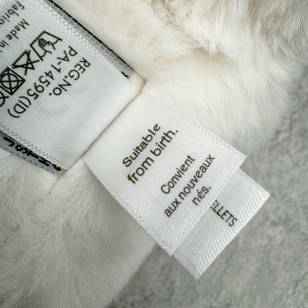 图片[10]-＃原单 Jellycat 玩偶 毛绒公仔 雪龙 50CM 科普：Jellycat是一个英国玩具品牌，创立于1999年，由William和Thomas兄弟二人在伦敦创立。该品牌专注于设计玩偶玩具，并全情投入于最有趣、环保和独特的软玩具领域。Jellycat的产品设计丰富且有创意，其毛绒玩具以可爱的动物形象为主打，深受全球儿童的喜爱。品牌的产品线包括各种动物系列、海洋系列、蔬果美食系列、植物系列等，每个系列都有其独特的设计和故事。Jellycat的产品设计理念是打破传统动物毛绒像动物标本一样的形象，通过改变形状、手感、颜色、大小和材料，用成千上万种方式制作一只动物毛绒。品牌的设计师来自世界各地，他们的创意让产品更具多元性，同时也让品牌能够从世界各地的文化中获得设计灵感。近年来，Jellycat品牌方开始跨界合作，与野兽派、华尔道夫酒店等品牌合作推出联名产品，进一步扩大了品牌的影响力。在社交媒体上，Jellycat也日益活跃，通过小红书、Instagram、抖音和TikTok等平台与消费者互动，分享品牌故事和产品信息。Jellycat的产品价格在99元到1699元不等，绝版产品的价格在二手平台上甚至会翻几倍。尽管有消费者认为它高价低质，价格贵、品控不严格等问题频频引来吐槽，但仍有大量粉丝愿意为“治愈”买单，因为这些毛绒玩具成为他们精神上的陪伴。原装100% polyester进口聚酯纤维面料 原厂7D棉 原单环保颗粒 双吊牌加三重水洗标 原配防尘袋 吊打市面通货 注意即使同一家厂 不同的批次面料缸差是一定都有的 官网不同批次都有 经过欧盟CE安全认证 此标准0-100岁的小朋友都适用 这个缸差和造型其实经常入手玩偶的都知道 手工制品 世上每一只jell 都是独一无二的 轻微线头 轻微不对称都是很正常的 无法避免 官网都是一样 底部走线 颗粒填充物 刺绣 走线 肉眼可见的精致 原色未染色面料纱线 超级有质感-选品中心