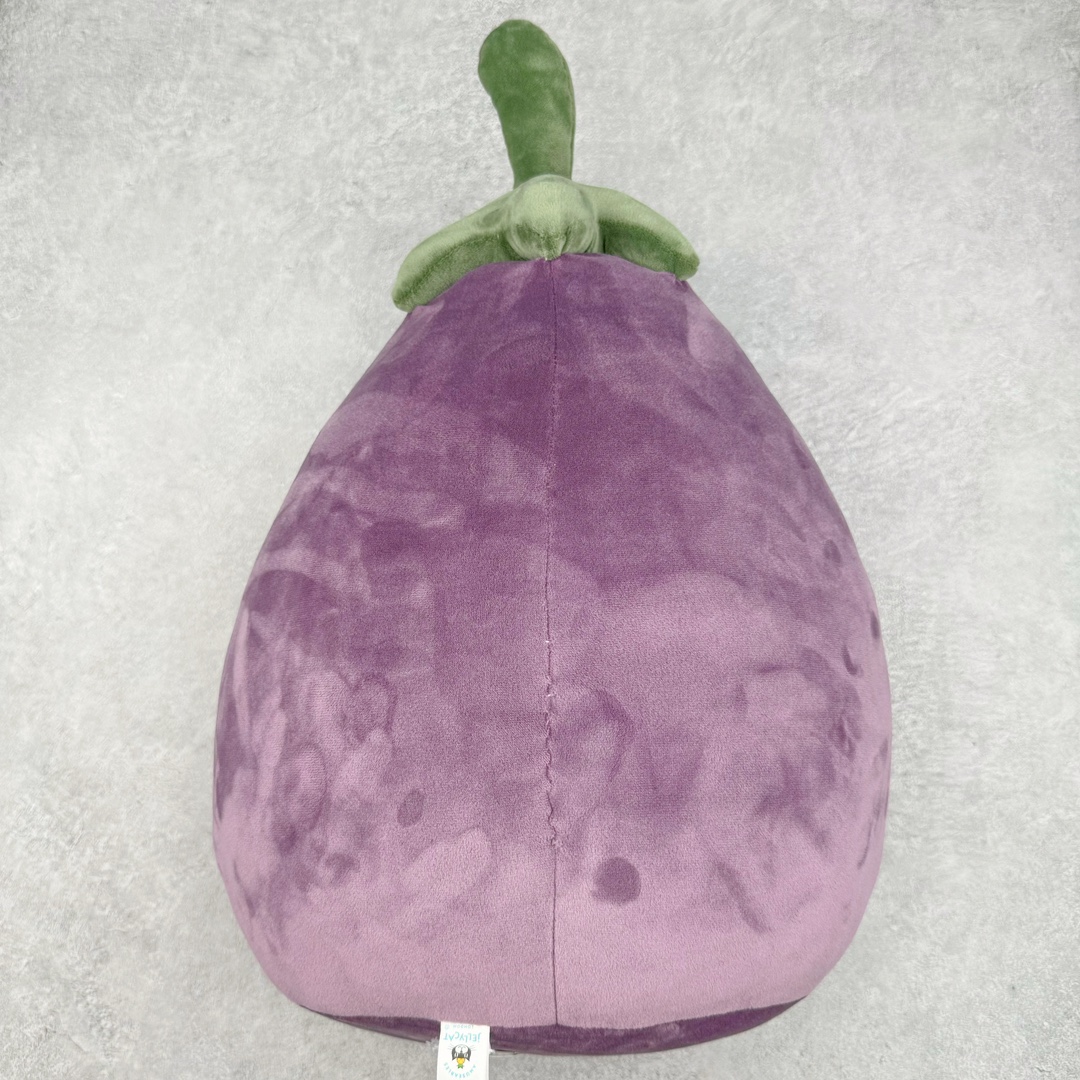 图片[2]-＃原单 Jellycat 玩偶 毛绒公仔 活泼的茄子 40CM 科普：Jellycat是一个英国玩具品牌，创立于1999年，由William和Thomas兄弟二人在伦敦创立。该品牌专注于设计玩偶玩具，并全情投入于最有趣、环保和独特的软玩具领域。Jellycat的产品设计丰富且有创意，其毛绒玩具以可爱的动物形象为主打，深受全球儿童的喜爱。品牌的产品线包括各种动物系列、海洋系列、蔬果美食系列、植物系列等，每个系列都有其独特的设计和故事。Jellycat的产品设计理念是打破传统动物毛绒像动物标本一样的形象，通过改变形状、手感、颜色、大小和材料，用成千上万种方式制作一只动物毛绒。品牌的设计师来自世界各地，他们的创意让产品更具多元性，同时也让品牌能够从世界各地的文化中获得设计灵感。近年来，Jellycat品牌方开始跨界合作，与野兽派、华尔道夫酒店等品牌合作推出联名产品，进一步扩大了品牌的影响力。在社交媒体上，Jellycat也日益活跃，通过小红书、Instagram、抖音和TikTok等平台与消费者互动，分享品牌故事和产品信息。Jellycat的产品价格在99元到1699元不等，绝版产品的价格在二手平台上甚至会翻几倍。尽管有消费者认为它高价低质，价格贵、品控不严格等问题频频引来吐槽，但仍有大量粉丝愿意为“治愈”买单，因为这些毛绒玩具成为他们精神上的陪伴。原装100% polyester进口聚酯纤维面料 原厂7D棉 原单环保颗粒 双吊牌加三重水洗标 原配防尘袋 吊打市面通货 注意即使同一家厂 不同的批次面料缸差是一定都有的 官网不同批次都有 经过欧盟CE安全认证 此标准0-100岁的小朋友都适用 这个缸差和造型其实经常入手玩偶的都知道 手工制品 世上每一只jell 都是独一无二的 轻微线头 轻微不对称都是很正常的 无法避免 官网都是一样 底部走线 颗粒填充物 刺绣 走线 肉眼可见的精致 原色未染色面料纱线 超级有质感-选品中心