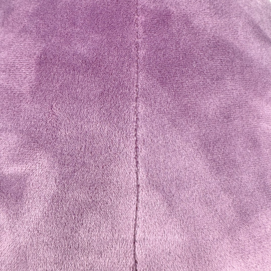 图片[7]-＃原单 Jellycat 玩偶 毛绒公仔 活泼的茄子 40CM 科普：Jellycat是一个英国玩具品牌，创立于1999年，由William和Thomas兄弟二人在伦敦创立。该品牌专注于设计玩偶玩具，并全情投入于最有趣、环保和独特的软玩具领域。Jellycat的产品设计丰富且有创意，其毛绒玩具以可爱的动物形象为主打，深受全球儿童的喜爱。品牌的产品线包括各种动物系列、海洋系列、蔬果美食系列、植物系列等，每个系列都有其独特的设计和故事。Jellycat的产品设计理念是打破传统动物毛绒像动物标本一样的形象，通过改变形状、手感、颜色、大小和材料，用成千上万种方式制作一只动物毛绒。品牌的设计师来自世界各地，他们的创意让产品更具多元性，同时也让品牌能够从世界各地的文化中获得设计灵感。近年来，Jellycat品牌方开始跨界合作，与野兽派、华尔道夫酒店等品牌合作推出联名产品，进一步扩大了品牌的影响力。在社交媒体上，Jellycat也日益活跃，通过小红书、Instagram、抖音和TikTok等平台与消费者互动，分享品牌故事和产品信息。Jellycat的产品价格在99元到1699元不等，绝版产品的价格在二手平台上甚至会翻几倍。尽管有消费者认为它高价低质，价格贵、品控不严格等问题频频引来吐槽，但仍有大量粉丝愿意为“治愈”买单，因为这些毛绒玩具成为他们精神上的陪伴。原装100% polyester进口聚酯纤维面料 原厂7D棉 原单环保颗粒 双吊牌加三重水洗标 原配防尘袋 吊打市面通货 注意即使同一家厂 不同的批次面料缸差是一定都有的 官网不同批次都有 经过欧盟CE安全认证 此标准0-100岁的小朋友都适用 这个缸差和造型其实经常入手玩偶的都知道 手工制品 世上每一只jell 都是独一无二的 轻微线头 轻微不对称都是很正常的 无法避免 官网都是一样 底部走线 颗粒填充物 刺绣 走线 肉眼可见的精致 原色未染色面料纱线 超级有质感-选品中心