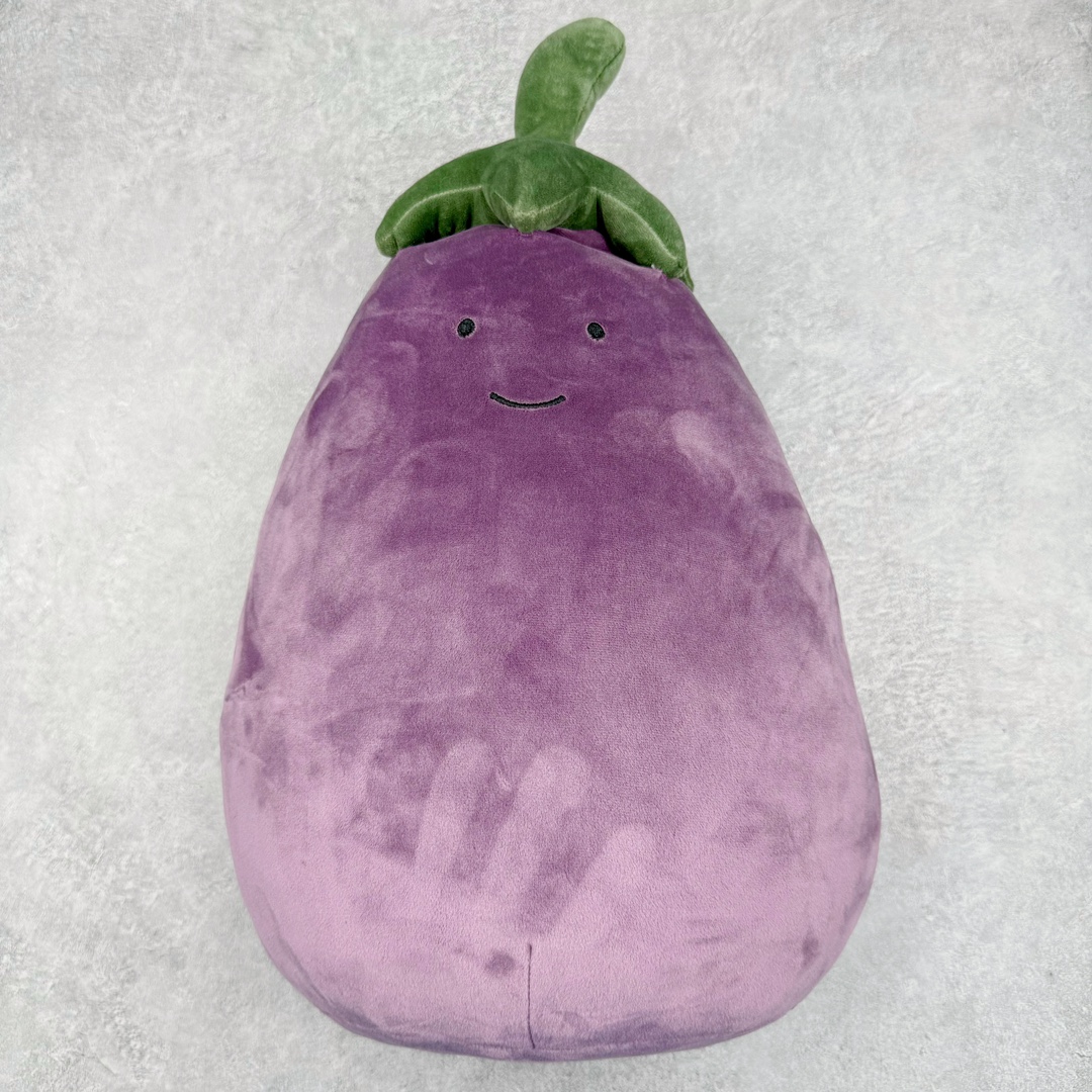 ＃原单 Jellycat 玩偶 毛绒公仔 活泼的茄子 40CM 科普：Jellycat是一个英国玩具品牌，创立于1999年，由William和Thomas兄弟二人在伦敦创立。该品牌专注于设计玩偶玩具，并全情投入于最有趣、环保和独特的软玩具领域。Jellycat的产品设计丰富且有创意，其毛绒玩具以可爱的动物形象为主打，深受全球儿童的喜爱。品牌的产品线包括各种动物系列、海洋系列、蔬果美食系列、植物系列等，每个系列都有其独特的设计和故事。Jellycat的产品设计理念是打破传统动物毛绒像动物标本一样的形象，通过改变形状、手感、颜色、大小和材料，用成千上万种方式制作一只动物毛绒。品牌的设计师来自世界各地，他们的创意让产品更具多元性，同时也让品牌能够从世界各地的文化中获得设计灵感。近年来，Jellycat品牌方开始跨界合作，与野兽派、华尔道夫酒店等品牌合作推出联名产品，进一步扩大了品牌的影响力。在社交媒体上，Jellycat也日益活跃，通过小红书、Instagram、抖音和TikTok等平台与消费者互动，分享品牌故事和产品信息。Jellycat的产品价格在99元到1699元不等，绝版产品的价格在二手平台上甚至会翻几倍。尽管有消费者认为它高价低质，价格贵、品控不严格等问题频频引来吐槽，但仍有大量粉丝愿意为“治愈”买单，因为这些毛绒玩具成为他们精神上的陪伴。原装100% polyester进口聚酯纤维面料 原厂7D棉 原单环保颗粒 双吊牌加三重水洗标 原配防尘袋 吊打市面通货 注意即使同一家厂 不同的批次面料缸差是一定都有的 官网不同批次都有 经过欧盟CE安全认证 此标准0-100岁的小朋友都适用 这个缸差和造型其实经常入手玩偶的都知道 手工制品 世上每一只jell 都是独一无二的 轻微线头 轻微不对称都是很正常的 无法避免 官网都是一样 底部走线 颗粒填充物 刺绣 走线 肉眼可见的精致 原色未染色面料纱线 超级有质感-选品中心