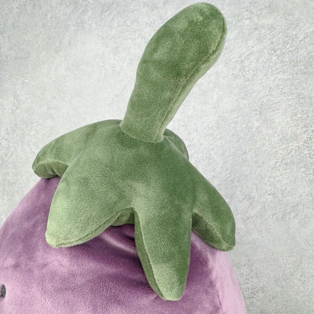 图片[4]-＃原单 Jellycat 玩偶 毛绒公仔 活泼的茄子 40CM 科普：Jellycat是一个英国玩具品牌，创立于1999年，由William和Thomas兄弟二人在伦敦创立。该品牌专注于设计玩偶玩具，并全情投入于最有趣、环保和独特的软玩具领域。Jellycat的产品设计丰富且有创意，其毛绒玩具以可爱的动物形象为主打，深受全球儿童的喜爱。品牌的产品线包括各种动物系列、海洋系列、蔬果美食系列、植物系列等，每个系列都有其独特的设计和故事。Jellycat的产品设计理念是打破传统动物毛绒像动物标本一样的形象，通过改变形状、手感、颜色、大小和材料，用成千上万种方式制作一只动物毛绒。品牌的设计师来自世界各地，他们的创意让产品更具多元性，同时也让品牌能够从世界各地的文化中获得设计灵感。近年来，Jellycat品牌方开始跨界合作，与野兽派、华尔道夫酒店等品牌合作推出联名产品，进一步扩大了品牌的影响力。在社交媒体上，Jellycat也日益活跃，通过小红书、Instagram、抖音和TikTok等平台与消费者互动，分享品牌故事和产品信息。Jellycat的产品价格在99元到1699元不等，绝版产品的价格在二手平台上甚至会翻几倍。尽管有消费者认为它高价低质，价格贵、品控不严格等问题频频引来吐槽，但仍有大量粉丝愿意为“治愈”买单，因为这些毛绒玩具成为他们精神上的陪伴。原装100% polyester进口聚酯纤维面料 原厂7D棉 原单环保颗粒 双吊牌加三重水洗标 原配防尘袋 吊打市面通货 注意即使同一家厂 不同的批次面料缸差是一定都有的 官网不同批次都有 经过欧盟CE安全认证 此标准0-100岁的小朋友都适用 这个缸差和造型其实经常入手玩偶的都知道 手工制品 世上每一只jell 都是独一无二的 轻微线头 轻微不对称都是很正常的 无法避免 官网都是一样 底部走线 颗粒填充物 刺绣 走线 肉眼可见的精致 原色未染色面料纱线 超级有质感-选品中心