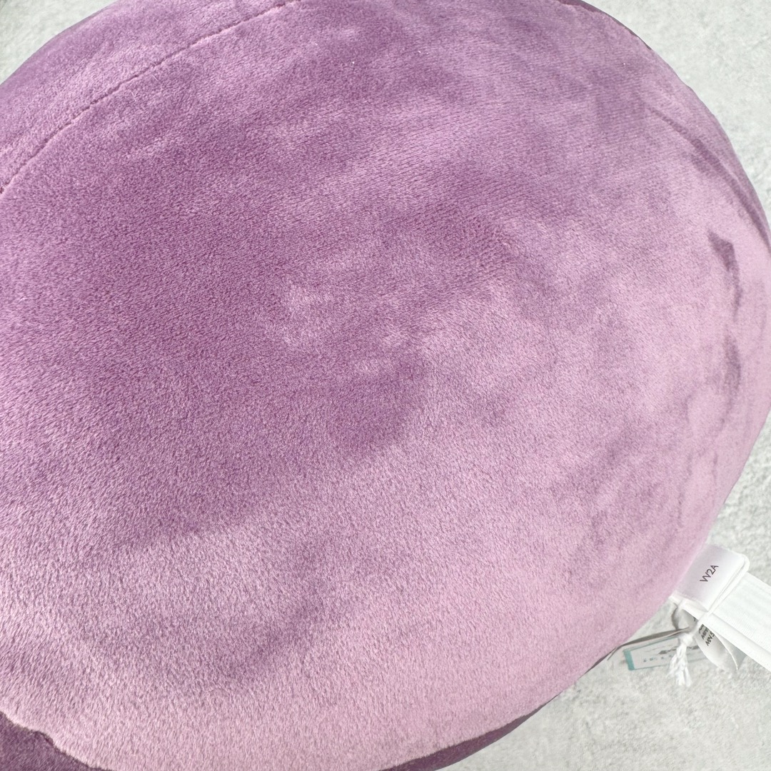 图片[6]-＃原单 Jellycat 玩偶 毛绒公仔 活泼的茄子 40CM 科普：Jellycat是一个英国玩具品牌，创立于1999年，由William和Thomas兄弟二人在伦敦创立。该品牌专注于设计玩偶玩具，并全情投入于最有趣、环保和独特的软玩具领域。Jellycat的产品设计丰富且有创意，其毛绒玩具以可爱的动物形象为主打，深受全球儿童的喜爱。品牌的产品线包括各种动物系列、海洋系列、蔬果美食系列、植物系列等，每个系列都有其独特的设计和故事。Jellycat的产品设计理念是打破传统动物毛绒像动物标本一样的形象，通过改变形状、手感、颜色、大小和材料，用成千上万种方式制作一只动物毛绒。品牌的设计师来自世界各地，他们的创意让产品更具多元性，同时也让品牌能够从世界各地的文化中获得设计灵感。近年来，Jellycat品牌方开始跨界合作，与野兽派、华尔道夫酒店等品牌合作推出联名产品，进一步扩大了品牌的影响力。在社交媒体上，Jellycat也日益活跃，通过小红书、Instagram、抖音和TikTok等平台与消费者互动，分享品牌故事和产品信息。Jellycat的产品价格在99元到1699元不等，绝版产品的价格在二手平台上甚至会翻几倍。尽管有消费者认为它高价低质，价格贵、品控不严格等问题频频引来吐槽，但仍有大量粉丝愿意为“治愈”买单，因为这些毛绒玩具成为他们精神上的陪伴。原装100% polyester进口聚酯纤维面料 原厂7D棉 原单环保颗粒 双吊牌加三重水洗标 原配防尘袋 吊打市面通货 注意即使同一家厂 不同的批次面料缸差是一定都有的 官网不同批次都有 经过欧盟CE安全认证 此标准0-100岁的小朋友都适用 这个缸差和造型其实经常入手玩偶的都知道 手工制品 世上每一只jell 都是独一无二的 轻微线头 轻微不对称都是很正常的 无法避免 官网都是一样 底部走线 颗粒填充物 刺绣 走线 肉眼可见的精致 原色未染色面料纱线 超级有质感-选品中心