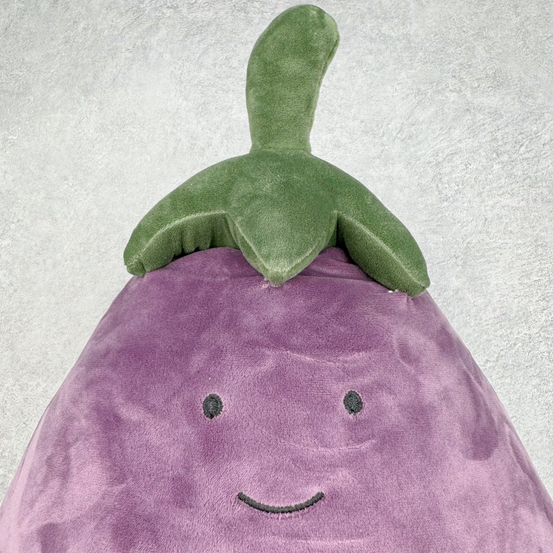 图片[3]-＃原单 Jellycat 玩偶 毛绒公仔 活泼的茄子 40CM 科普：Jellycat是一个英国玩具品牌，创立于1999年，由William和Thomas兄弟二人在伦敦创立。该品牌专注于设计玩偶玩具，并全情投入于最有趣、环保和独特的软玩具领域。Jellycat的产品设计丰富且有创意，其毛绒玩具以可爱的动物形象为主打，深受全球儿童的喜爱。品牌的产品线包括各种动物系列、海洋系列、蔬果美食系列、植物系列等，每个系列都有其独特的设计和故事。Jellycat的产品设计理念是打破传统动物毛绒像动物标本一样的形象，通过改变形状、手感、颜色、大小和材料，用成千上万种方式制作一只动物毛绒。品牌的设计师来自世界各地，他们的创意让产品更具多元性，同时也让品牌能够从世界各地的文化中获得设计灵感。近年来，Jellycat品牌方开始跨界合作，与野兽派、华尔道夫酒店等品牌合作推出联名产品，进一步扩大了品牌的影响力。在社交媒体上，Jellycat也日益活跃，通过小红书、Instagram、抖音和TikTok等平台与消费者互动，分享品牌故事和产品信息。Jellycat的产品价格在99元到1699元不等，绝版产品的价格在二手平台上甚至会翻几倍。尽管有消费者认为它高价低质，价格贵、品控不严格等问题频频引来吐槽，但仍有大量粉丝愿意为“治愈”买单，因为这些毛绒玩具成为他们精神上的陪伴。原装100% polyester进口聚酯纤维面料 原厂7D棉 原单环保颗粒 双吊牌加三重水洗标 原配防尘袋 吊打市面通货 注意即使同一家厂 不同的批次面料缸差是一定都有的 官网不同批次都有 经过欧盟CE安全认证 此标准0-100岁的小朋友都适用 这个缸差和造型其实经常入手玩偶的都知道 手工制品 世上每一只jell 都是独一无二的 轻微线头 轻微不对称都是很正常的 无法避免 官网都是一样 底部走线 颗粒填充物 刺绣 走线 肉眼可见的精致 原色未染色面料纱线 超级有质感-选品中心