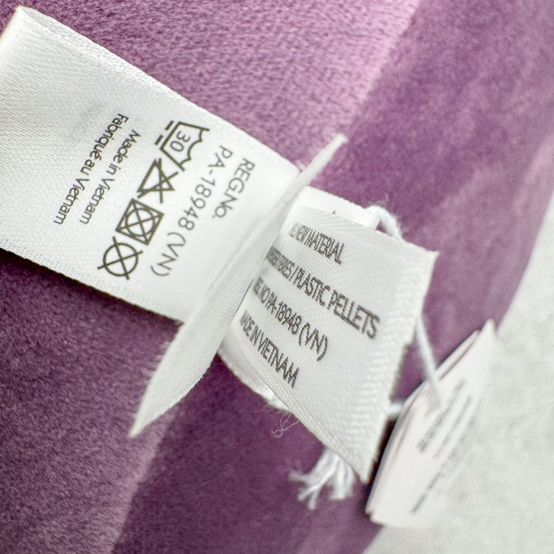 图片[9]-＃原单 Jellycat 玩偶 毛绒公仔 活泼的茄子 40CM 科普：Jellycat是一个英国玩具品牌，创立于1999年，由William和Thomas兄弟二人在伦敦创立。该品牌专注于设计玩偶玩具，并全情投入于最有趣、环保和独特的软玩具领域。Jellycat的产品设计丰富且有创意，其毛绒玩具以可爱的动物形象为主打，深受全球儿童的喜爱。品牌的产品线包括各种动物系列、海洋系列、蔬果美食系列、植物系列等，每个系列都有其独特的设计和故事。Jellycat的产品设计理念是打破传统动物毛绒像动物标本一样的形象，通过改变形状、手感、颜色、大小和材料，用成千上万种方式制作一只动物毛绒。品牌的设计师来自世界各地，他们的创意让产品更具多元性，同时也让品牌能够从世界各地的文化中获得设计灵感。近年来，Jellycat品牌方开始跨界合作，与野兽派、华尔道夫酒店等品牌合作推出联名产品，进一步扩大了品牌的影响力。在社交媒体上，Jellycat也日益活跃，通过小红书、Instagram、抖音和TikTok等平台与消费者互动，分享品牌故事和产品信息。Jellycat的产品价格在99元到1699元不等，绝版产品的价格在二手平台上甚至会翻几倍。尽管有消费者认为它高价低质，价格贵、品控不严格等问题频频引来吐槽，但仍有大量粉丝愿意为“治愈”买单，因为这些毛绒玩具成为他们精神上的陪伴。原装100% polyester进口聚酯纤维面料 原厂7D棉 原单环保颗粒 双吊牌加三重水洗标 原配防尘袋 吊打市面通货 注意即使同一家厂 不同的批次面料缸差是一定都有的 官网不同批次都有 经过欧盟CE安全认证 此标准0-100岁的小朋友都适用 这个缸差和造型其实经常入手玩偶的都知道 手工制品 世上每一只jell 都是独一无二的 轻微线头 轻微不对称都是很正常的 无法避免 官网都是一样 底部走线 颗粒填充物 刺绣 走线 肉眼可见的精致 原色未染色面料纱线 超级有质感-选品中心