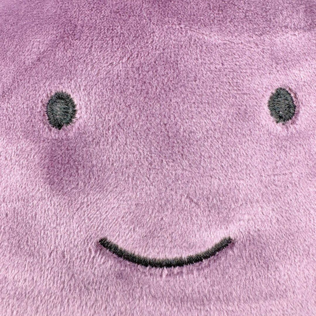 图片[5]-＃原单 Jellycat 玩偶 毛绒公仔 活泼的茄子 40CM 科普：Jellycat是一个英国玩具品牌，创立于1999年，由William和Thomas兄弟二人在伦敦创立。该品牌专注于设计玩偶玩具，并全情投入于最有趣、环保和独特的软玩具领域。Jellycat的产品设计丰富且有创意，其毛绒玩具以可爱的动物形象为主打，深受全球儿童的喜爱。品牌的产品线包括各种动物系列、海洋系列、蔬果美食系列、植物系列等，每个系列都有其独特的设计和故事。Jellycat的产品设计理念是打破传统动物毛绒像动物标本一样的形象，通过改变形状、手感、颜色、大小和材料，用成千上万种方式制作一只动物毛绒。品牌的设计师来自世界各地，他们的创意让产品更具多元性，同时也让品牌能够从世界各地的文化中获得设计灵感。近年来，Jellycat品牌方开始跨界合作，与野兽派、华尔道夫酒店等品牌合作推出联名产品，进一步扩大了品牌的影响力。在社交媒体上，Jellycat也日益活跃，通过小红书、Instagram、抖音和TikTok等平台与消费者互动，分享品牌故事和产品信息。Jellycat的产品价格在99元到1699元不等，绝版产品的价格在二手平台上甚至会翻几倍。尽管有消费者认为它高价低质，价格贵、品控不严格等问题频频引来吐槽，但仍有大量粉丝愿意为“治愈”买单，因为这些毛绒玩具成为他们精神上的陪伴。原装100% polyester进口聚酯纤维面料 原厂7D棉 原单环保颗粒 双吊牌加三重水洗标 原配防尘袋 吊打市面通货 注意即使同一家厂 不同的批次面料缸差是一定都有的 官网不同批次都有 经过欧盟CE安全认证 此标准0-100岁的小朋友都适用 这个缸差和造型其实经常入手玩偶的都知道 手工制品 世上每一只jell 都是独一无二的 轻微线头 轻微不对称都是很正常的 无法避免 官网都是一样 底部走线 颗粒填充物 刺绣 走线 肉眼可见的精致 原色未染色面料纱线 超级有质感-选品中心