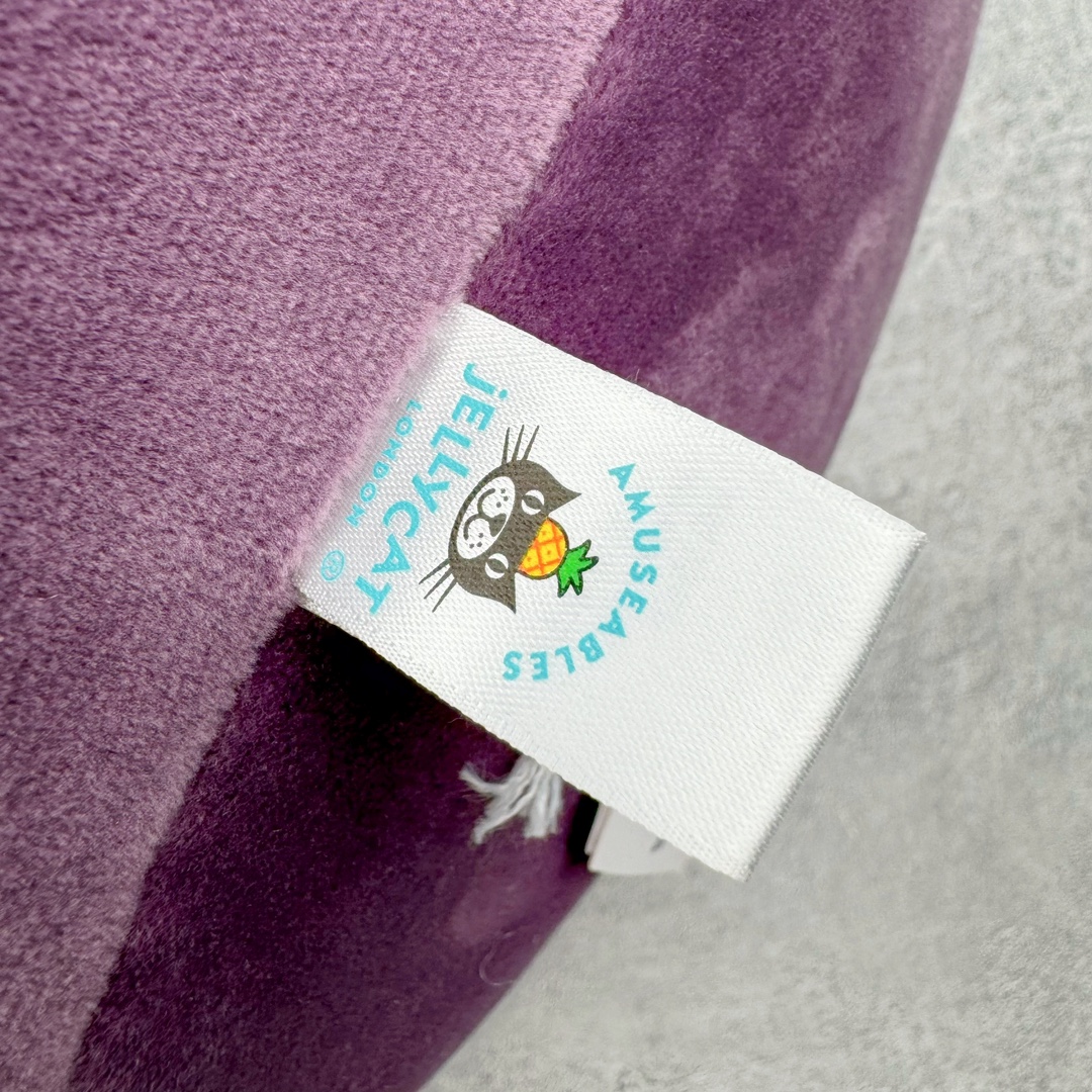 图片[10]-＃原单 Jellycat 玩偶 毛绒公仔 活泼的茄子 40CM 科普：Jellycat是一个英国玩具品牌，创立于1999年，由William和Thomas兄弟二人在伦敦创立。该品牌专注于设计玩偶玩具，并全情投入于最有趣、环保和独特的软玩具领域。Jellycat的产品设计丰富且有创意，其毛绒玩具以可爱的动物形象为主打，深受全球儿童的喜爱。品牌的产品线包括各种动物系列、海洋系列、蔬果美食系列、植物系列等，每个系列都有其独特的设计和故事。Jellycat的产品设计理念是打破传统动物毛绒像动物标本一样的形象，通过改变形状、手感、颜色、大小和材料，用成千上万种方式制作一只动物毛绒。品牌的设计师来自世界各地，他们的创意让产品更具多元性，同时也让品牌能够从世界各地的文化中获得设计灵感。近年来，Jellycat品牌方开始跨界合作，与野兽派、华尔道夫酒店等品牌合作推出联名产品，进一步扩大了品牌的影响力。在社交媒体上，Jellycat也日益活跃，通过小红书、Instagram、抖音和TikTok等平台与消费者互动，分享品牌故事和产品信息。Jellycat的产品价格在99元到1699元不等，绝版产品的价格在二手平台上甚至会翻几倍。尽管有消费者认为它高价低质，价格贵、品控不严格等问题频频引来吐槽，但仍有大量粉丝愿意为“治愈”买单，因为这些毛绒玩具成为他们精神上的陪伴。原装100% polyester进口聚酯纤维面料 原厂7D棉 原单环保颗粒 双吊牌加三重水洗标 原配防尘袋 吊打市面通货 注意即使同一家厂 不同的批次面料缸差是一定都有的 官网不同批次都有 经过欧盟CE安全认证 此标准0-100岁的小朋友都适用 这个缸差和造型其实经常入手玩偶的都知道 手工制品 世上每一只jell 都是独一无二的 轻微线头 轻微不对称都是很正常的 无法避免 官网都是一样 底部走线 颗粒填充物 刺绣 走线 肉眼可见的精致 原色未染色面料纱线 超级有质感-选品中心