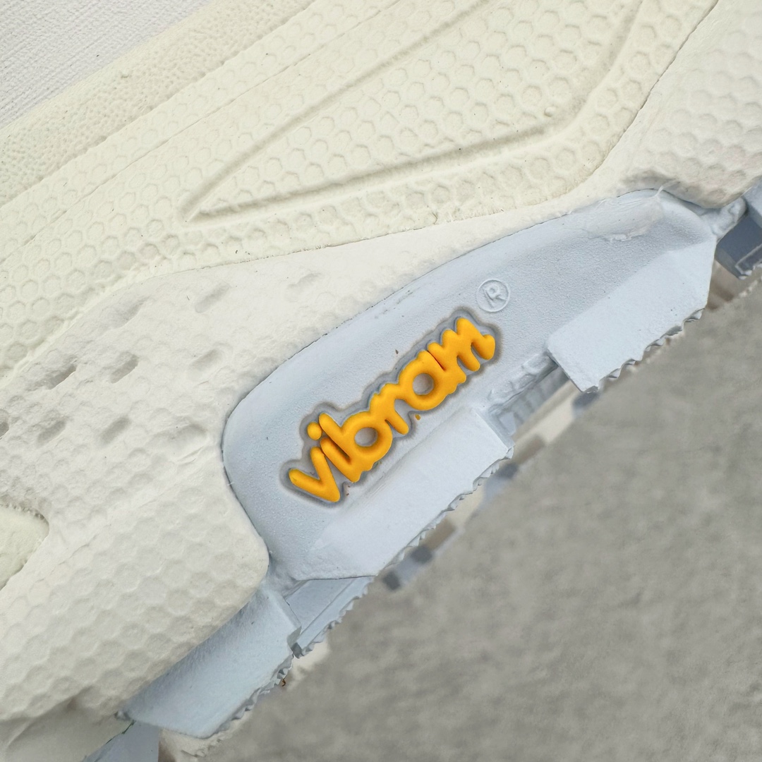 图片[19]-＃X版纯原 HOKA ONE ONE Tor Uitra Low 托亚潮流户外越野登山功能鞋 鞋款利用机能、户外、复古元素将都市型格与户外机能无缝结合 既能自由穿梭于城市的钢筋水泥之间 也能轻松演绎山系潮流搭配 全粒面皮革结合模压鞋口 提升持久耐穿度 直至鞋头的鞋带设计 舒适灵活的调节 搭配鞋头处HOKA ONE ONE飞翼纹饰 营造了个性十足的张扬气场 Tor Ultra 配备 Vibram® 鞋底与 EVA 和RMAT® 中底 给穿著者最佳的抓地力及舒适性 另外中底的金属摇杆可稳定脚部行程 当走过崎岖山路时依然让脚部得到平稳的感觉 而整对鞋以皮革和耐用尼龙布材打造 与坚固的鞋底相结合 可以牢固地支撑脚部和脚踝 另外外层搭载的Event技术 保持鞋履防水以及鞋内透气作用 尺码：36 36.5 37.5 38 38.5 39 40 40.5 41 42 42.5 43 44 44.5 45-选品中心