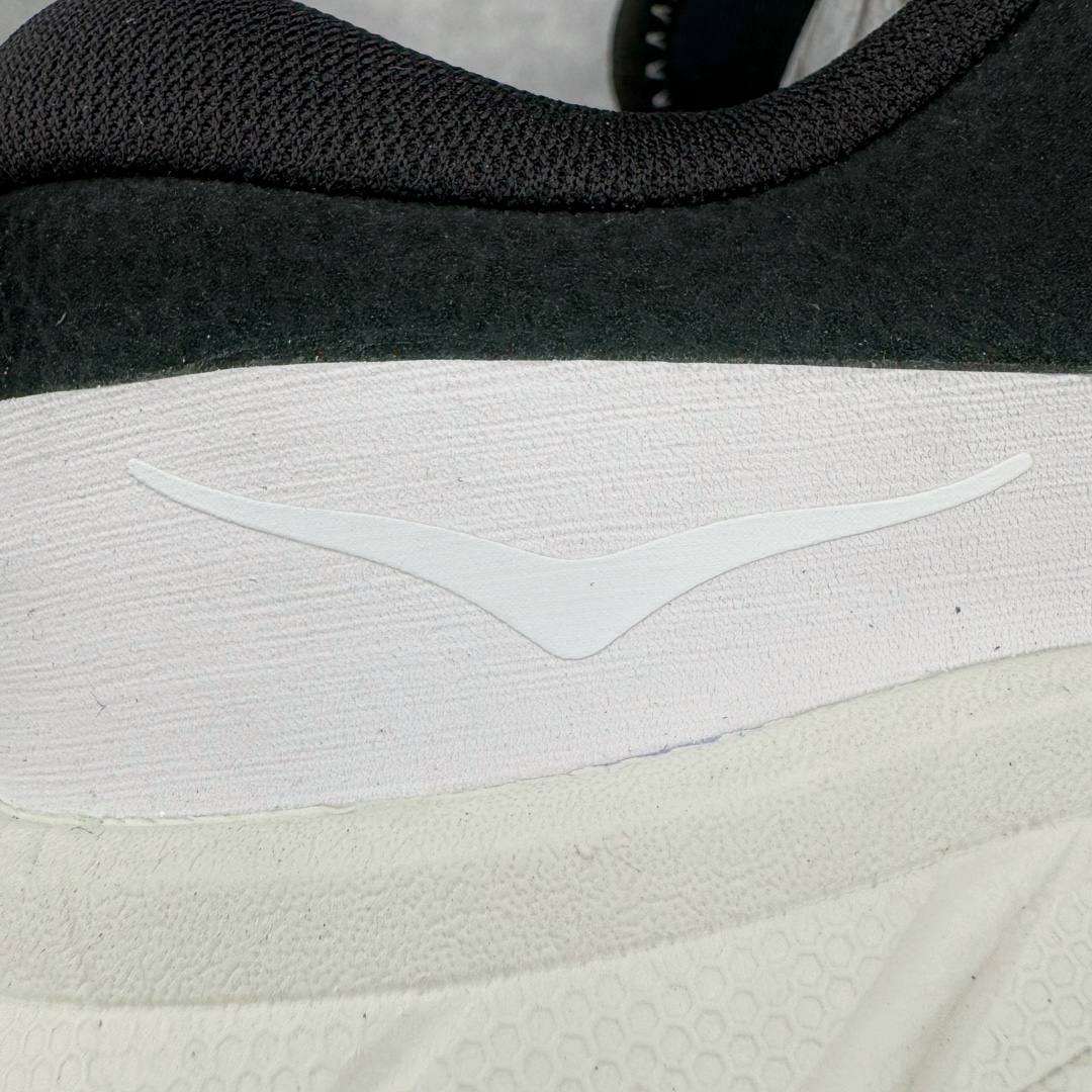 图片[17]-＃X版纯原 HOKA ONE ONE Tor Uitra Low 托亚潮流户外越野登山功能鞋 鞋款利用机能、户外、复古元素将都市型格与户外机能无缝结合 既能自由穿梭于城市的钢筋水泥之间 也能轻松演绎山系潮流搭配 全粒面皮革结合模压鞋口 提升持久耐穿度 直至鞋头的鞋带设计 舒适灵活的调节 搭配鞋头处HOKA ONE ONE飞翼纹饰 营造了个性十足的张扬气场 Tor Ultra 配备 Vibram® 鞋底与 EVA 和RMAT® 中底 给穿著者最佳的抓地力及舒适性 另外中底的金属摇杆可稳定脚部行程 当走过崎岖山路时依然让脚部得到平稳的感觉 而整对鞋以皮革和耐用尼龙布材打造 与坚固的鞋底相结合 可以牢固地支撑脚部和脚踝 另外外层搭载的Event技术 保持鞋履防水以及鞋内透气作用 尺码：36 36.5 37.5 38 38.5 39 40 40.5 41 42 42.5 43 44 44.5 45-选品中心