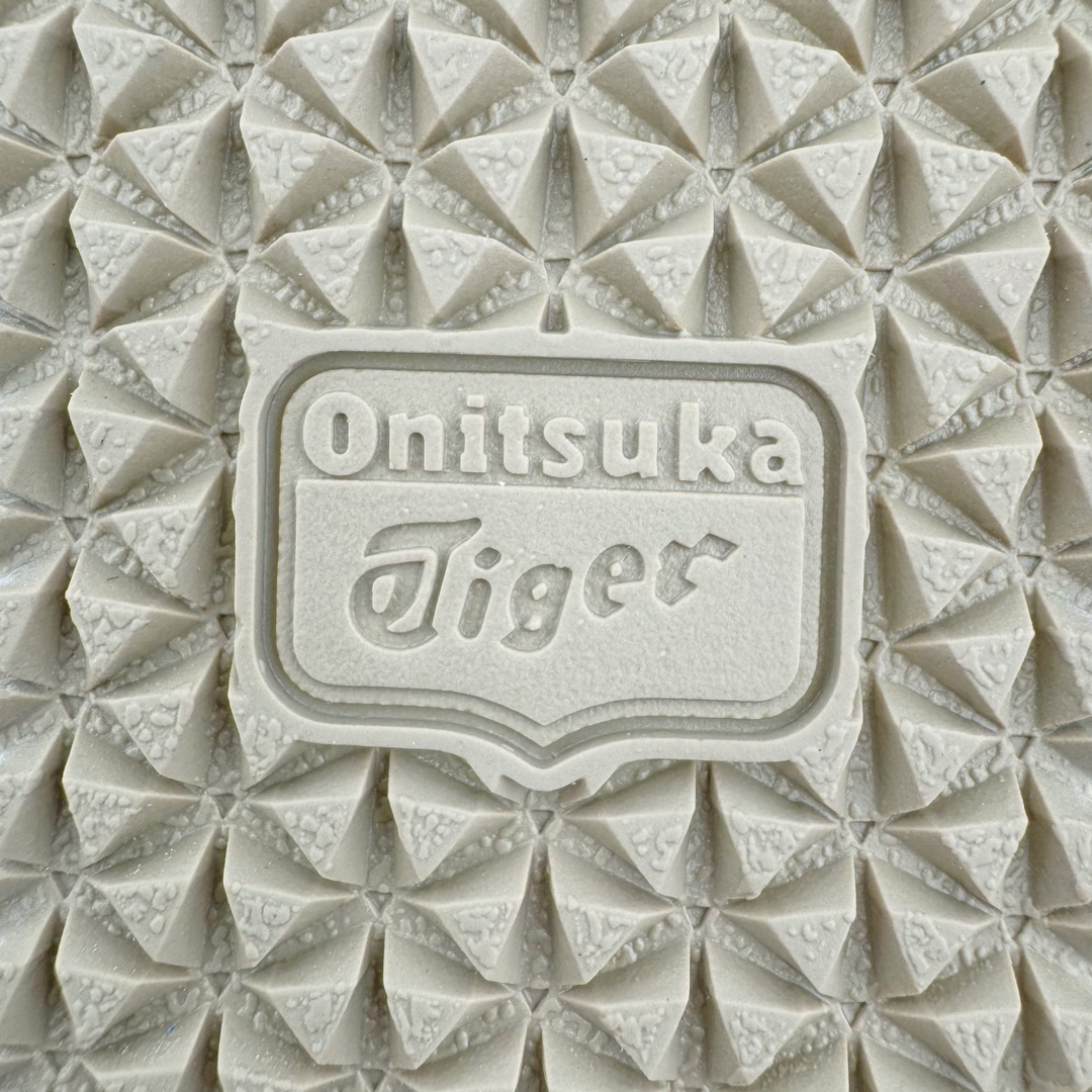 图片[19]-＃HK纯原 Asics Onitsuka Tiger MEXICO 66 亚瑟士鬼冢虎复古经典板鞋 市场最强版本 头层小羊皮加持 海外订单工厂出品 超成熟稳定的做工品控 原装全套纸板楦头开发 原汁原味 完美呈现版型 私模正确鞋底咬花纹路 一比一鞋头弧度高度鞋身弧度 绝不口嗨 细节品控鞋型随意秒杀市面 原档咬花纹路私模大底 一个单元有六个三角形 总体形拼接呈现花瓣状 官方四联吊牌 原装Ortholite轻量化鞋垫 原盒原配 质保卡 说明书 钢印防尘纸 纸板中底带钢印 乳胶组合鞋垫 支持全方位的对比专柜 产品从款式颜色造型上体现出追求舒适和细节的完美 鞋类更是推崇手工制作的严谨与完美 融舒适性与可穿性的设计风格 注重细节的完美和别致魅力 既保持稳重 又不失轻松的时尚感 尺码：36 37 37.5 38 39 39.5 40 40.5 41.5 42 42.5 43.5 44 45 46-选品中心