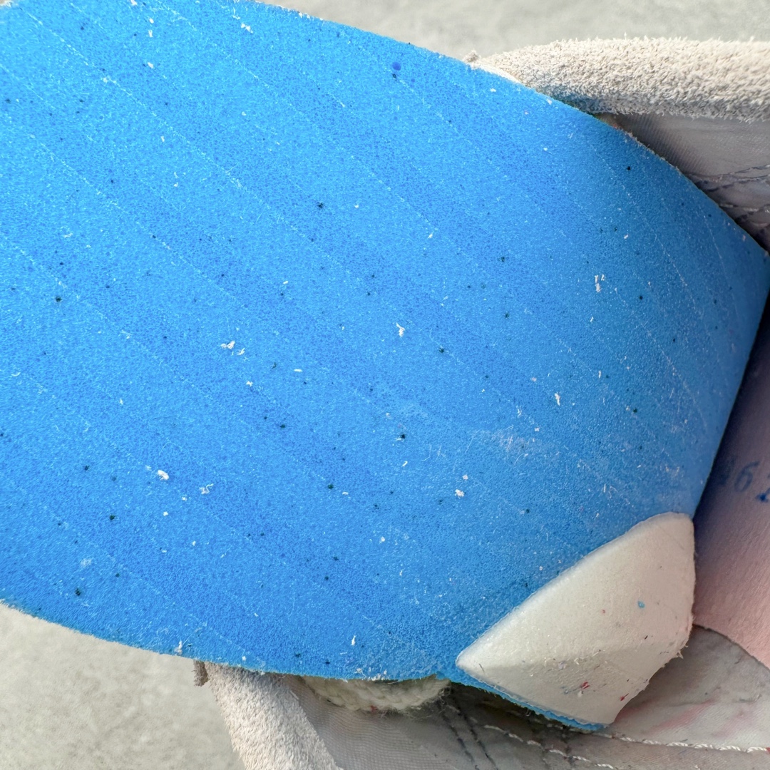 图片[11]-＃HK纯原 Asics Onitsuka Tiger MEXICO 66 亚瑟士鬼冢虎复古经典板鞋 市场最强版本 头层小羊皮加持 海外订单工厂出品 超成熟稳定的做工品控 原装全套纸板楦头开发 原汁原味 完美呈现版型 私模正确鞋底咬花纹路 一比一鞋头弧度高度鞋身弧度 绝不口嗨 细节品控鞋型随意秒杀市面 原档咬花纹路私模大底 一个单元有六个三角形 总体形拼接呈现花瓣状 官方四联吊牌 原装Ortholite轻量化鞋垫 原盒原配 质保卡 说明书 钢印防尘纸 纸板中底带钢印 乳胶组合鞋垫 支持全方位的对比专柜 产品从款式颜色造型上体现出追求舒适和细节的完美 鞋类更是推崇手工制作的严谨与完美 融舒适性与可穿性的设计风格 注重细节的完美和别致魅力 既保持稳重 又不失轻松的时尚感 尺码：36 37 37.5 38 39 39.5 40 40.5 41.5 42 42.5 43.5 44 45 46-选品中心