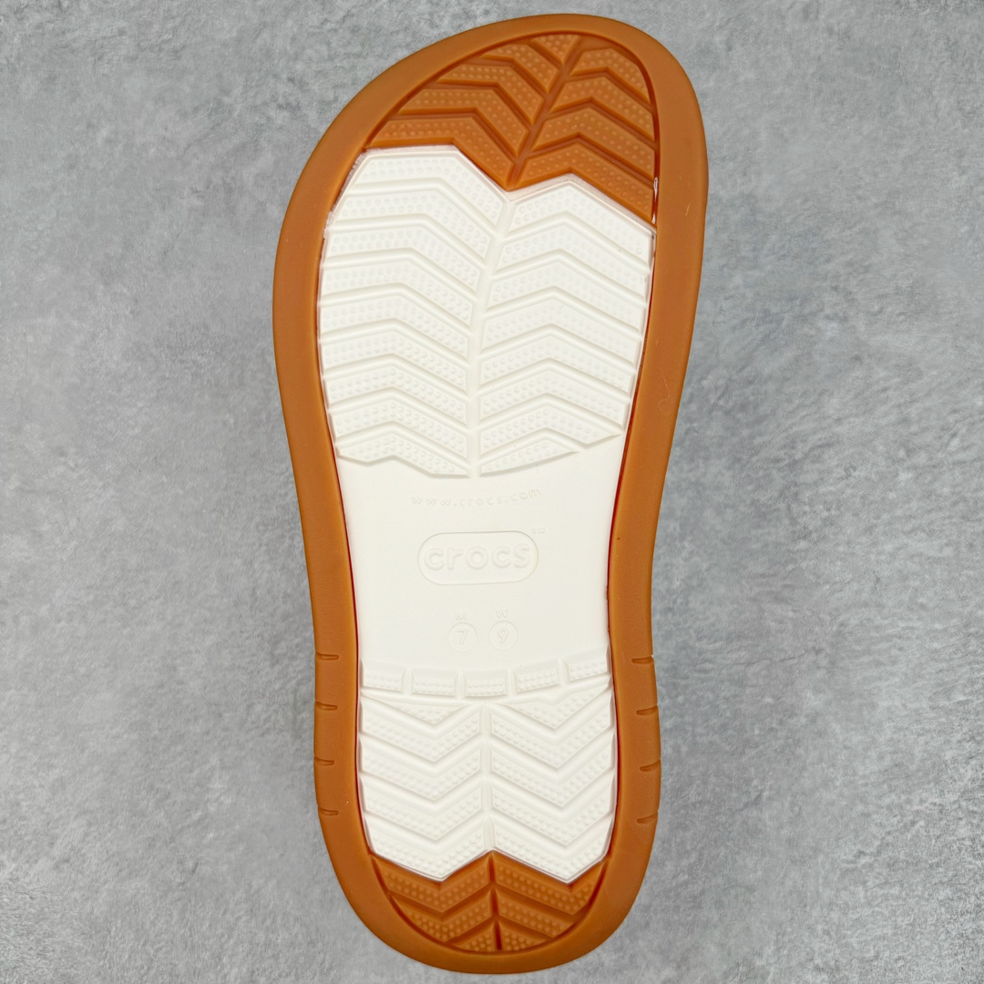 图片[9]-＃DG莞产 Crocs Classic Clog 卡骆驰简约休闲沙滩洞洞拖鞋凉鞋 全速 透明防水袋包装 注意配件需单独购买 超轻Croslite专利材料打造 鞋面更加耐用易清洗 该鞋款轻盈舒适 2002年 经典克骆格诞生 秉承外形简单 穿着舒适的初衷 不断为消费者带来舒适的穿着体验 穿出“趣”味 鞋面洞洞可搭彰显个性的智必星 一鞋两穿 可调节式后跟带增添鞋身的稳固性能 放前面变成愜意舒适的凉拖 放后面行走跑跳更加稳妥 Croslite ™材料 封闭式细胞树脂 能够在体温作用下自动变形以适应脚部形状 涉水性优秀的同时易于清洁 抓地力强 不易打滑 Crocs的核心理念：轻便 灵活 全方位的舒适感 同步官方尺码：M4（36-37） M5（37-38）M6（38-39）M7（39-40）M8（41-42）M9（42-43）M10（43-44）M11（45-46）-选品中心