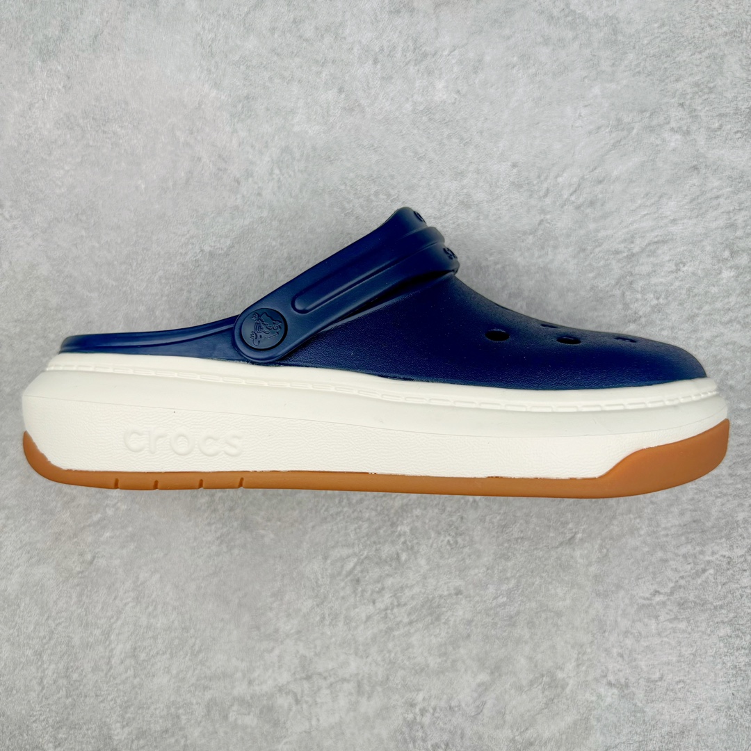 ＃DG莞产 Crocs Classic Clog 卡骆驰简约休闲沙滩洞洞拖鞋凉鞋 全速 透明防水袋包装 注意配件需单独购买 超轻Croslite专利材料打造 鞋面更加耐用易清洗 该鞋款轻盈舒适 2002年 经典克骆格诞生 秉承外形简单 穿着舒适的初衷 不断为消费者带来舒适的穿着体验 穿出“趣”味 鞋面洞洞可搭彰显个性的智必星 一鞋两穿 可调节式后跟带增添鞋身的稳固性能 放前面变成愜意舒适的凉拖 放后面行走跑跳更加稳妥 Croslite ™材料 封闭式细胞树脂 能够在体温作用下自动变形以适应脚部形状 涉水性优秀的同时易于清洁 抓地力强 不易打滑 Crocs的核心理念：轻便 灵活 全方位的舒适感 同步官方尺码：M4（36-37） M5（37-38）M6（38-39）M7（39-40）M8（41-42）M9（42-43）M10（43-44）M11（45-46）-选品中心