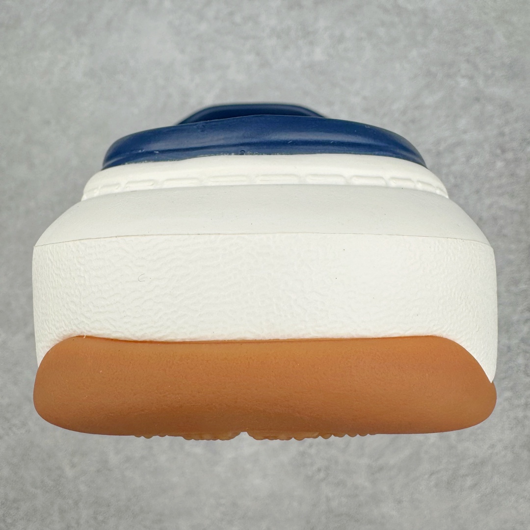 图片[8]-＃DG莞产 Crocs Classic Clog 卡骆驰简约休闲沙滩洞洞拖鞋凉鞋 全速 透明防水袋包装 注意配件需单独购买 超轻Croslite专利材料打造 鞋面更加耐用易清洗 该鞋款轻盈舒适 2002年 经典克骆格诞生 秉承外形简单 穿着舒适的初衷 不断为消费者带来舒适的穿着体验 穿出“趣”味 鞋面洞洞可搭彰显个性的智必星 一鞋两穿 可调节式后跟带增添鞋身的稳固性能 放前面变成愜意舒适的凉拖 放后面行走跑跳更加稳妥 Croslite ™材料 封闭式细胞树脂 能够在体温作用下自动变形以适应脚部形状 涉水性优秀的同时易于清洁 抓地力强 不易打滑 Crocs的核心理念：轻便 灵活 全方位的舒适感 同步官方尺码：M4（36-37） M5（37-38）M6（38-39）M7（39-40）M8（41-42）M9（42-43）M10（43-44）M11（45-46）-选品中心