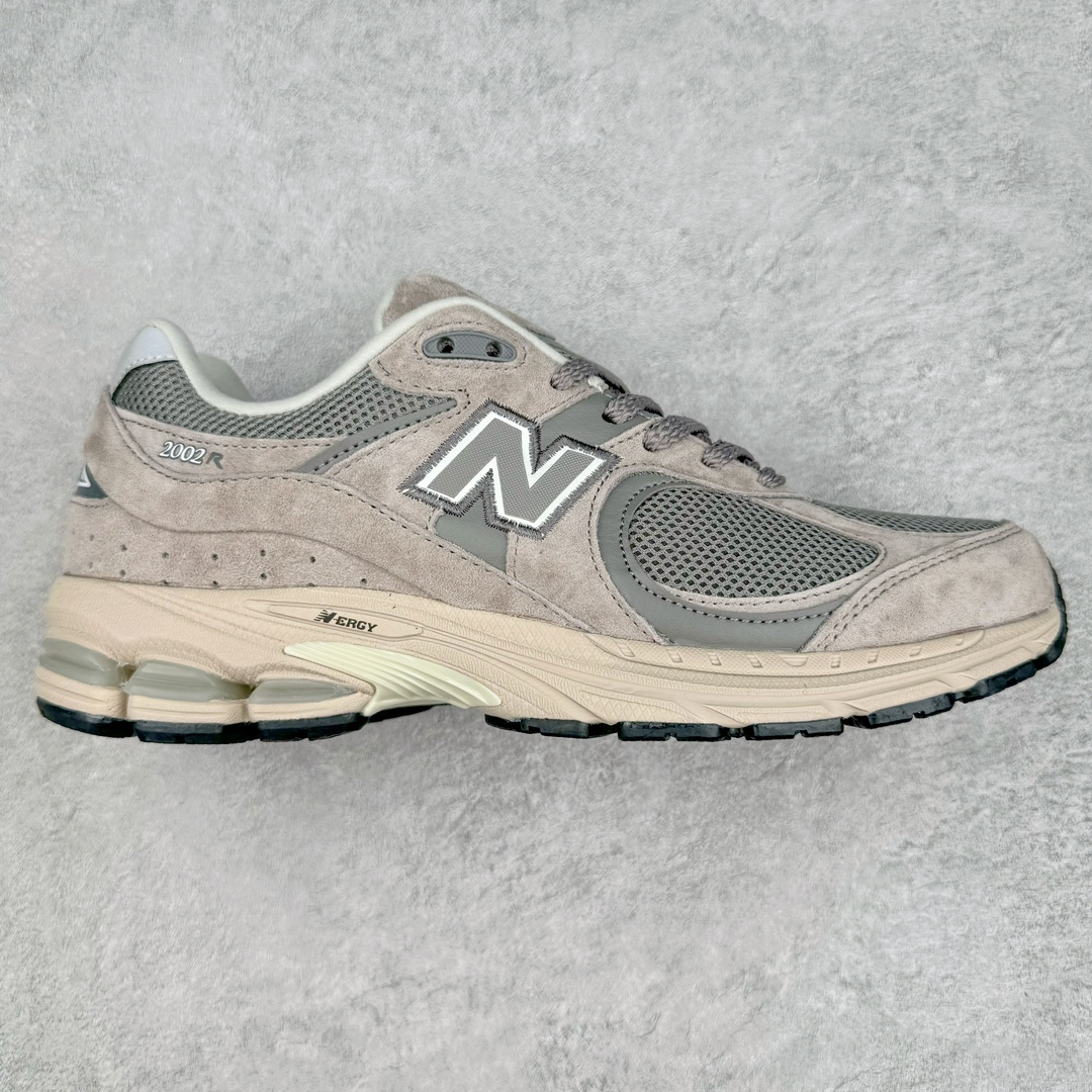 图片[4]-＃M3纯原 New Balance 2002R NB2002 男女休闲慢跑鞋 日韩出口特供订单 配套商长期套现长期补货 全新货品 正常出厂触屏不到的单价 超级跑量款 全套原楦原纸板原厂数据开发 进口三明治网面 原装进口翻毛皮料正确绒感卡色 正确中底拉帮中底网布细节 采用轻质牛剖革拼接透气网眼衬垫织物鞋面材质 T-Beam大底提供足步弓支撑 保持步态稳定 后跟搭载外露缓震胶 鞋身整体以各种深浅不一的灰色覆盖 鞋头以淡蓝色调装饰 网眼衬垫通过不规律的色块实现做旧的美感 泛黄的鞋底更是进一步增添了复古气息 尺码：36 37 37.5 38 38.5 39.5 40 40.5 41.5 42 42.5 43 44 44.5 45-选品中心