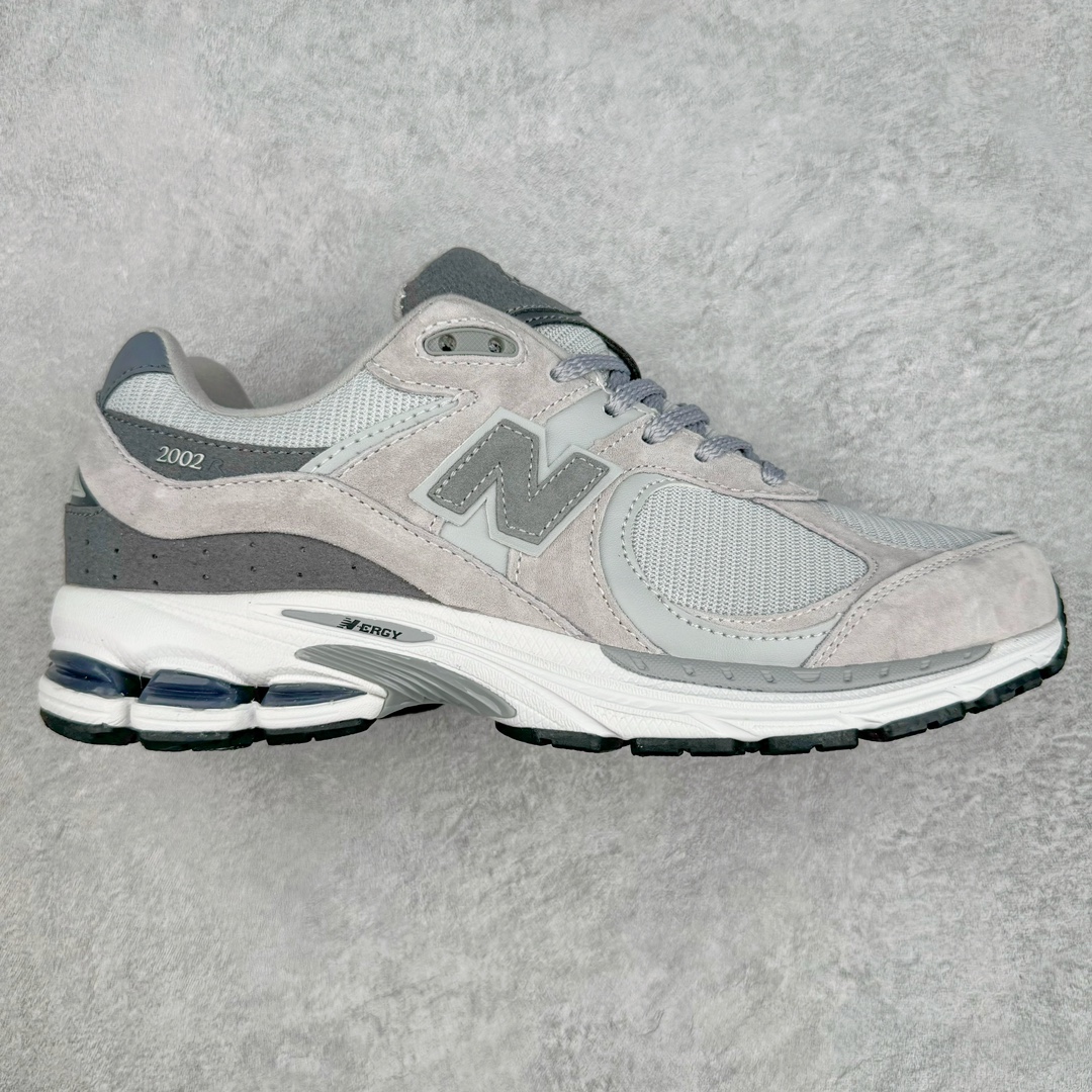 图片[2]-＃M3纯原 New Balance 2002R NB2002 男女休闲慢跑鞋 日韩出口特供订单 配套商长期套现长期补货 全新货品 正常出厂触屏不到的单价 超级跑量款 全套原楦原纸板原厂数据开发 进口三明治网面 原装进口翻毛皮料正确绒感卡色 正确中底拉帮中底网布细节 采用轻质牛剖革拼接透气网眼衬垫织物鞋面材质 T-Beam大底提供足步弓支撑 保持步态稳定 后跟搭载外露缓震胶 鞋身整体以各种深浅不一的灰色覆盖 鞋头以淡蓝色调装饰 网眼衬垫通过不规律的色块实现做旧的美感 泛黄的鞋底更是进一步增添了复古气息 尺码：36 37 37.5 38 38.5 39.5 40 40.5 41.5 42 42.5 43 44 44.5 45-选品中心