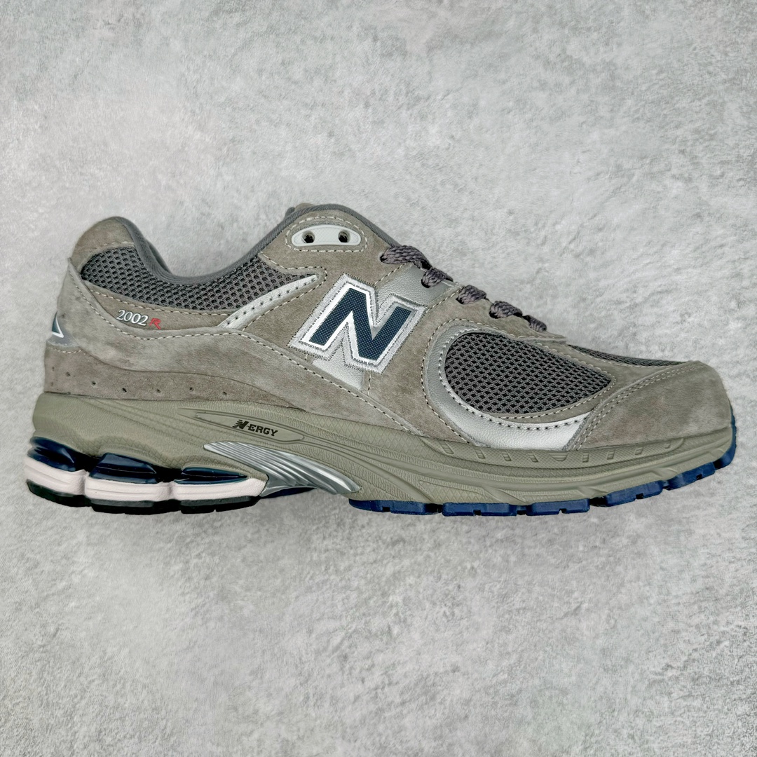 图片[10]-＃M3纯原 New Balance 2002R NB2002 男女休闲慢跑鞋 日韩出口特供订单 配套商长期套现长期补货 全新货品 正常出厂触屏不到的单价 超级跑量款 全套原楦原纸板原厂数据开发 进口三明治网面 原装进口翻毛皮料正确绒感卡色 正确中底拉帮中底网布细节 采用轻质牛剖革拼接透气网眼衬垫织物鞋面材质 T-Beam大底提供足步弓支撑 保持步态稳定 后跟搭载外露缓震胶 鞋身整体以各种深浅不一的灰色覆盖 鞋头以淡蓝色调装饰 网眼衬垫通过不规律的色块实现做旧的美感 泛黄的鞋底更是进一步增添了复古气息 尺码：36 37 37.5 38 38.5 39.5 40 40.5 41.5 42 42.5 43 44 44.5 45-选品中心