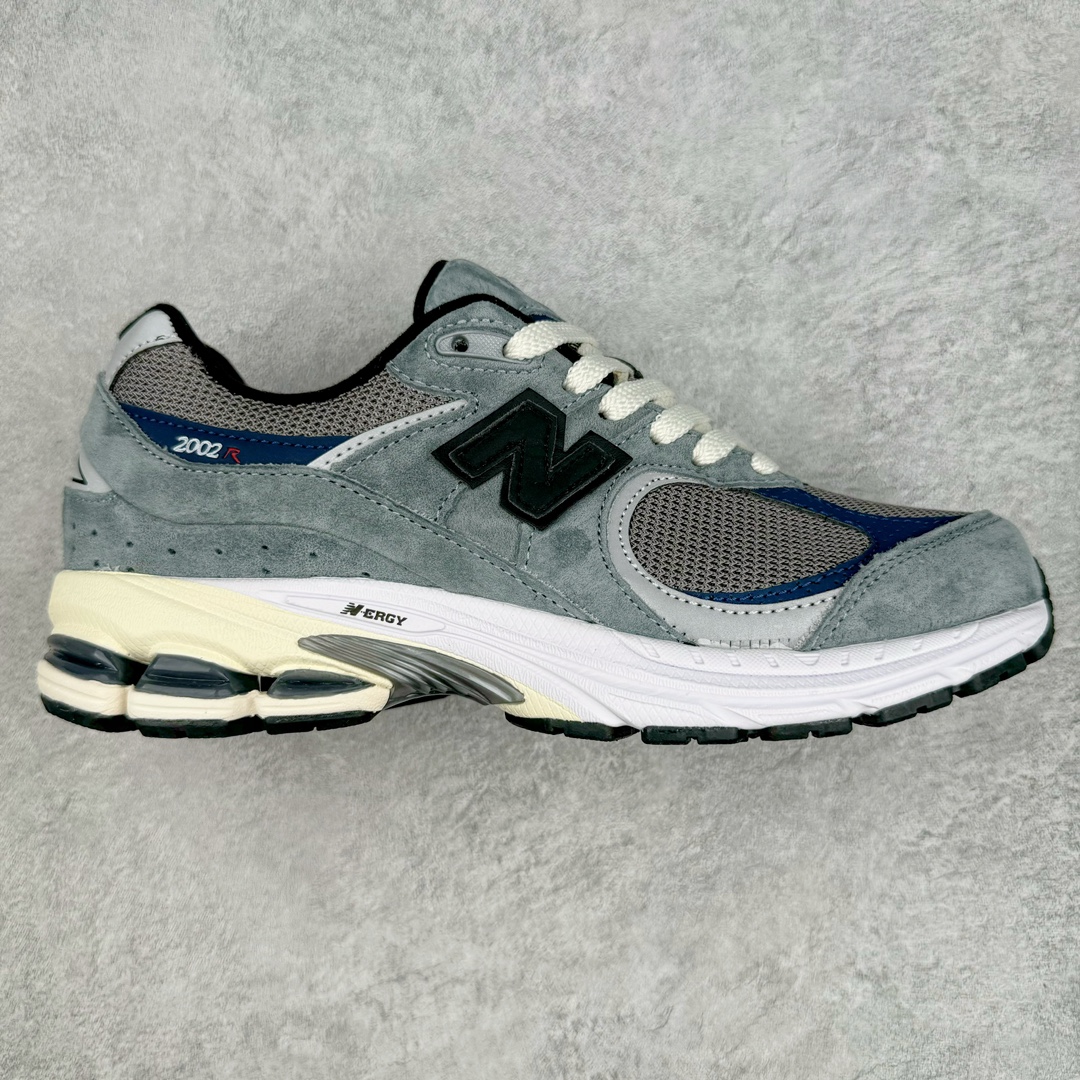 ＃M3纯原 New Balance 2002R NB2002 男女休闲慢跑鞋 日韩出口特供订单 配套商长期套现长期补货 全新货品 正常出厂触屏不到的单价 超级跑量款 全套原楦原纸板原厂数据开发 进口三明治网面 原装进口翻毛皮料正确绒感卡色 正确中底拉帮中底网布细节 采用轻质牛剖革拼接透气网眼衬垫织物鞋面材质 T-Beam大底提供足步弓支撑 保持步态稳定 后跟搭载外露缓震胶 鞋身整体以各种深浅不一的灰色覆盖 鞋头以淡蓝色调装饰 网眼衬垫通过不规律的色块实现做旧的美感 泛黄的鞋底更是进一步增添了复古气息 尺码：36 37 37.5 38 38.5 39.5 40 40.5 41.5 42 42.5 43 44 44.5 45-选品中心