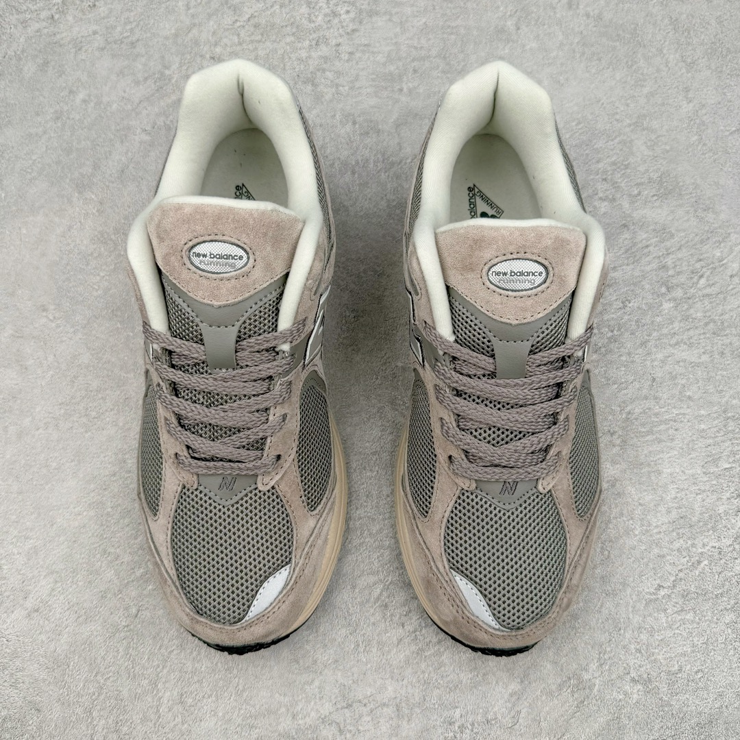 图片[2]-＃M3纯原 New Balance 2002R NB2002 男女休闲慢跑鞋 日韩出口特供订单 配套商长期套现长期补货 全新货品 正常出厂触屏不到的单价 超级跑量款 全套原楦原纸板原厂数据开发 进口三明治网面 原装进口翻毛皮料正确绒感卡色 正确中底拉帮中底网布细节 采用轻质牛剖革拼接透气网眼衬垫织物鞋面材质 T-Beam大底提供足步弓支撑 保持步态稳定 后跟搭载外露缓震胶 鞋身整体以各种深浅不一的灰色覆盖 鞋头以淡蓝色调装饰 网眼衬垫通过不规律的色块实现做旧的美感 泛黄的鞋底更是进一步增添了复古气息 尺码：36 37 37.5 38 38.5 39.5 40 40.5 41.5 42 42.5 43 44 44.5 45-选品中心