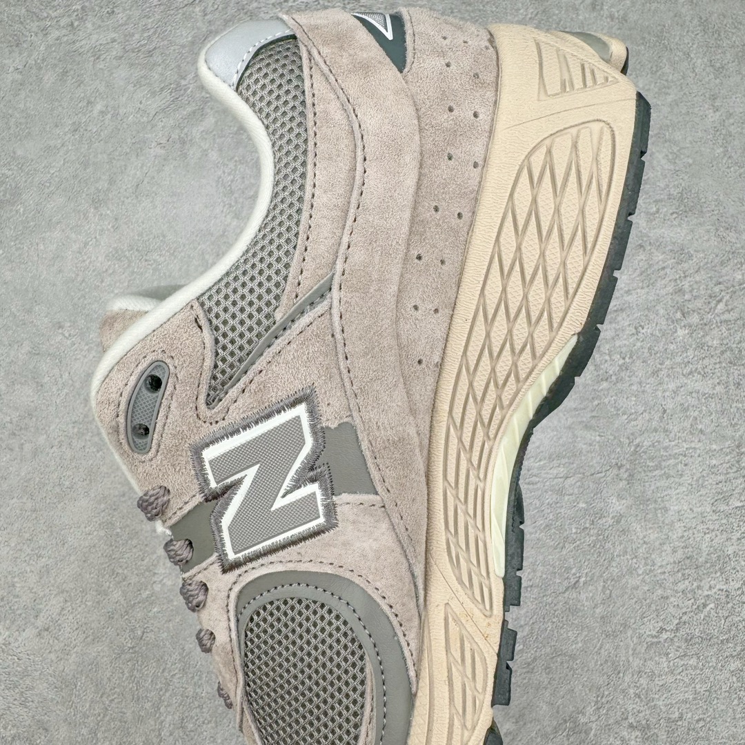 图片[7]-＃M3纯原 New Balance 2002R NB2002 男女休闲慢跑鞋 日韩出口特供订单 配套商长期套现长期补货 全新货品 正常出厂触屏不到的单价 超级跑量款 全套原楦原纸板原厂数据开发 进口三明治网面 原装进口翻毛皮料正确绒感卡色 正确中底拉帮中底网布细节 采用轻质牛剖革拼接透气网眼衬垫织物鞋面材质 T-Beam大底提供足步弓支撑 保持步态稳定 后跟搭载外露缓震胶 鞋身整体以各种深浅不一的灰色覆盖 鞋头以淡蓝色调装饰 网眼衬垫通过不规律的色块实现做旧的美感 泛黄的鞋底更是进一步增添了复古气息 尺码：36 37 37.5 38 38.5 39.5 40 40.5 41.5 42 42.5 43 44 44.5 45-选品中心
