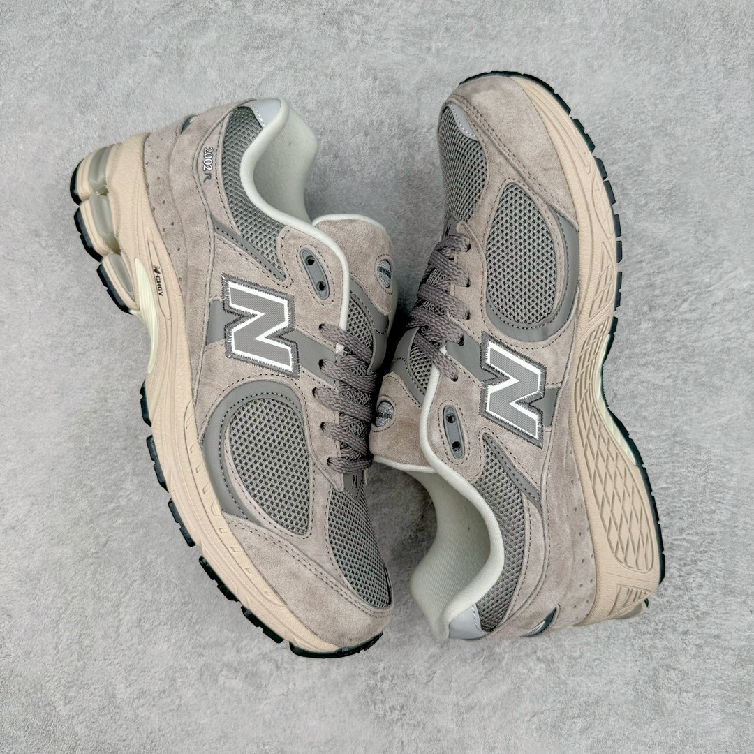 图片[3]-＃M3纯原 New Balance 2002R NB2002 男女休闲慢跑鞋 日韩出口特供订单 配套商长期套现长期补货 全新货品 正常出厂触屏不到的单价 超级跑量款 全套原楦原纸板原厂数据开发 进口三明治网面 原装进口翻毛皮料正确绒感卡色 正确中底拉帮中底网布细节 采用轻质牛剖革拼接透气网眼衬垫织物鞋面材质 T-Beam大底提供足步弓支撑 保持步态稳定 后跟搭载外露缓震胶 鞋身整体以各种深浅不一的灰色覆盖 鞋头以淡蓝色调装饰 网眼衬垫通过不规律的色块实现做旧的美感 泛黄的鞋底更是进一步增添了复古气息 尺码：36 37 37.5 38 38.5 39.5 40 40.5 41.5 42 42.5 43 44 44.5 45-选品中心