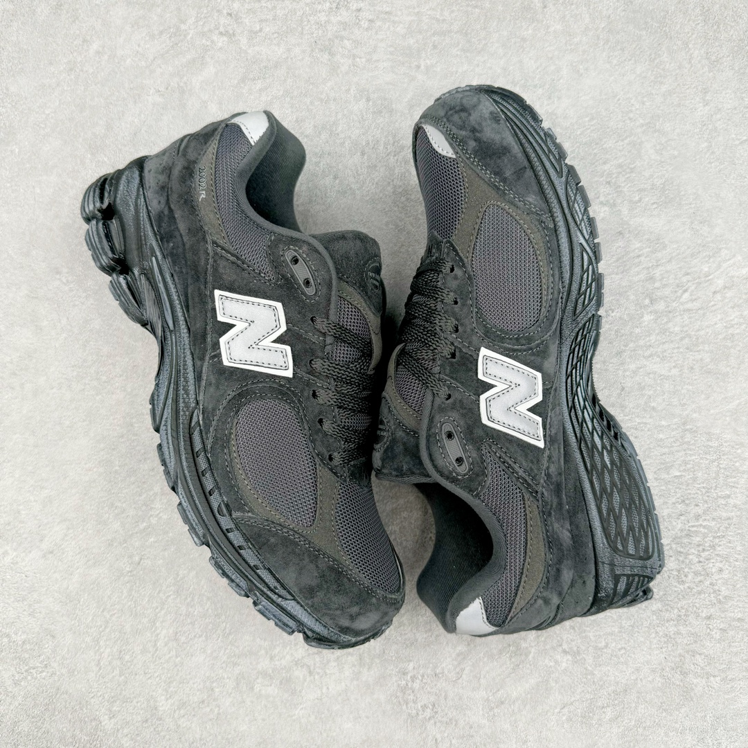 图片[3]-＃M3纯原 New Balance 2002R NB2002 男女休闲慢跑鞋 日韩出口特供订单 配套商长期套现长期补货 全新货品 正常出厂触屏不到的单价 超级跑量款 全套原楦原纸板原厂数据开发 进口三明治网面 原装进口翻毛皮料正确绒感卡色 正确中底拉帮中底网布细节 采用轻质牛剖革拼接透气网眼衬垫织物鞋面材质 T-Beam大底提供足步弓支撑 保持步态稳定 后跟搭载外露缓震胶 鞋身整体以各种深浅不一的灰色覆盖 鞋头以淡蓝色调装饰 网眼衬垫通过不规律的色块实现做旧的美感 泛黄的鞋底更是进一步增添了复古气息 尺码：36 37 37.5 38 38.5 39.5 40 40.5 41.5 42 42.5 43 44 44.5 45-选品中心