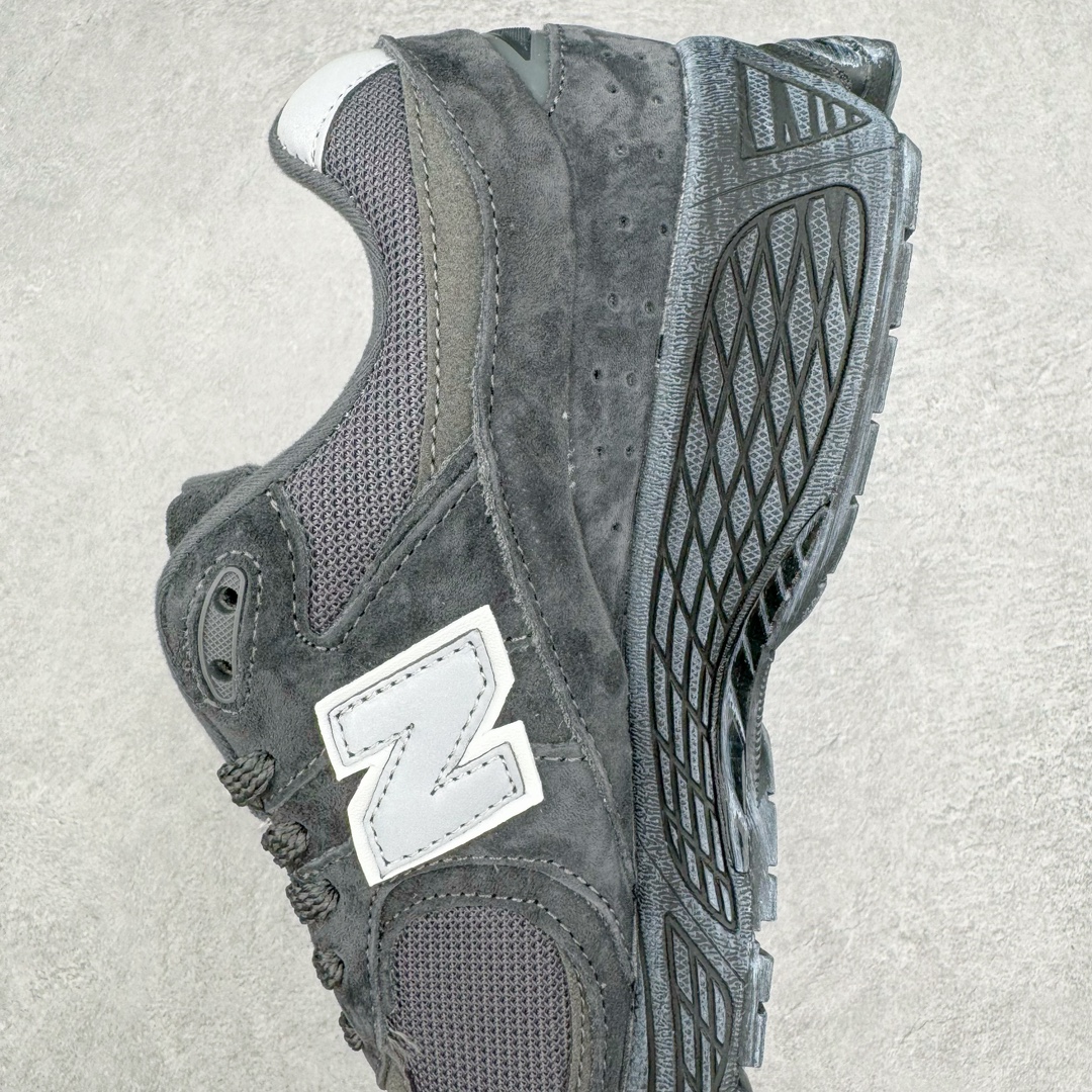 图片[7]-＃M3纯原 New Balance 2002R NB2002 男女休闲慢跑鞋 日韩出口特供订单 配套商长期套现长期补货 全新货品 正常出厂触屏不到的单价 超级跑量款 全套原楦原纸板原厂数据开发 进口三明治网面 原装进口翻毛皮料正确绒感卡色 正确中底拉帮中底网布细节 采用轻质牛剖革拼接透气网眼衬垫织物鞋面材质 T-Beam大底提供足步弓支撑 保持步态稳定 后跟搭载外露缓震胶 鞋身整体以各种深浅不一的灰色覆盖 鞋头以淡蓝色调装饰 网眼衬垫通过不规律的色块实现做旧的美感 泛黄的鞋底更是进一步增添了复古气息 尺码：36 37 37.5 38 38.5 39.5 40 40.5 41.5 42 42.5 43 44 44.5 45-选品中心