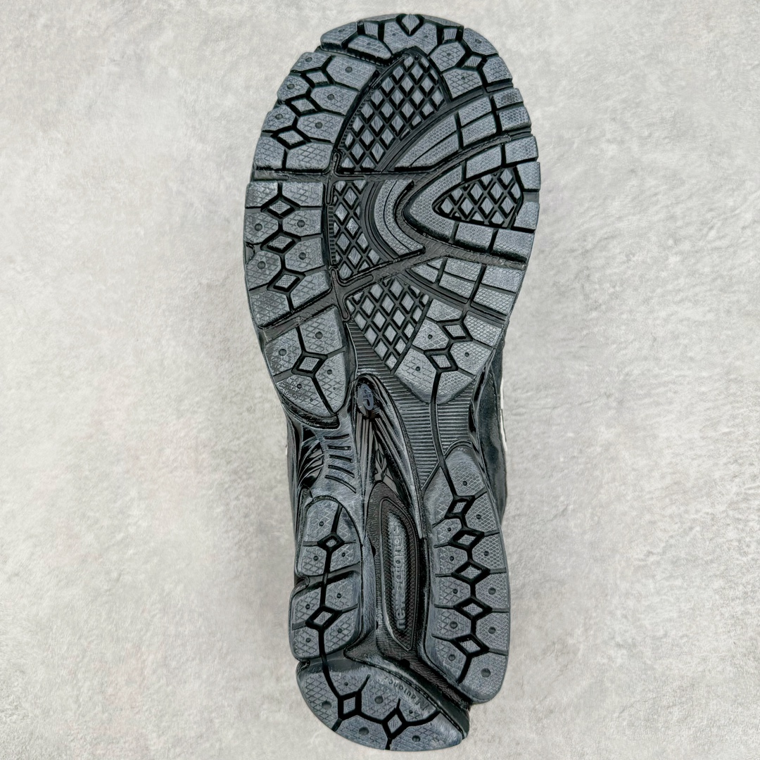 图片[9]-＃M3纯原 New Balance 2002R NB2002 男女休闲慢跑鞋 日韩出口特供订单 配套商长期套现长期补货 全新货品 正常出厂触屏不到的单价 超级跑量款 全套原楦原纸板原厂数据开发 进口三明治网面 原装进口翻毛皮料正确绒感卡色 正确中底拉帮中底网布细节 采用轻质牛剖革拼接透气网眼衬垫织物鞋面材质 T-Beam大底提供足步弓支撑 保持步态稳定 后跟搭载外露缓震胶 鞋身整体以各种深浅不一的灰色覆盖 鞋头以淡蓝色调装饰 网眼衬垫通过不规律的色块实现做旧的美感 泛黄的鞋底更是进一步增添了复古气息 尺码：36 37 37.5 38 38.5 39.5 40 40.5 41.5 42 42.5 43 44 44.5 45-选品中心