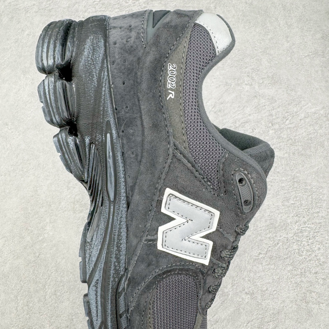 图片[6]-＃M3纯原 New Balance 2002R NB2002 男女休闲慢跑鞋 日韩出口特供订单 配套商长期套现长期补货 全新货品 正常出厂触屏不到的单价 超级跑量款 全套原楦原纸板原厂数据开发 进口三明治网面 原装进口翻毛皮料正确绒感卡色 正确中底拉帮中底网布细节 采用轻质牛剖革拼接透气网眼衬垫织物鞋面材质 T-Beam大底提供足步弓支撑 保持步态稳定 后跟搭载外露缓震胶 鞋身整体以各种深浅不一的灰色覆盖 鞋头以淡蓝色调装饰 网眼衬垫通过不规律的色块实现做旧的美感 泛黄的鞋底更是进一步增添了复古气息 尺码：36 37 37.5 38 38.5 39.5 40 40.5 41.5 42 42.5 43 44 44.5 45-选品中心
