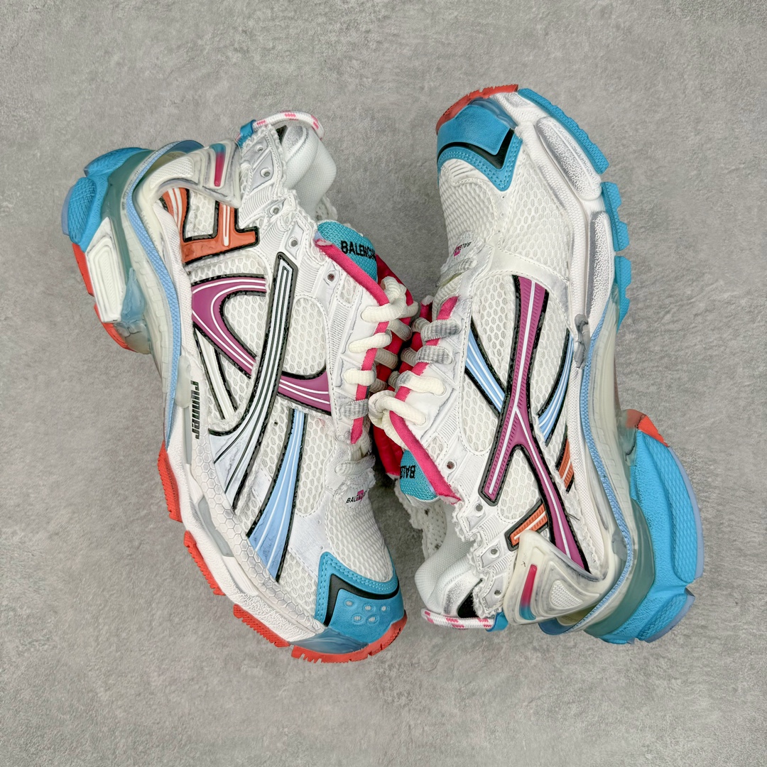 图片[3]-＃XA BALENCIAGA Runner Sneaker 巴黎世家七代慢跑系列低帮复古野跑潮流运动鞋老爹鞋 尼龙和网布材质 磨损效果 鞋头边缘印有尺码 背面浮印尺码 外侧印有跑者徽标 鞋舌刺绣 Balenciaga 品牌标识 鞋跟背面 Balenciaga品牌标识 材质采用65%聚氨酯、35%聚酯纤维 全新 Runner 鞋型轮廓借鉴于 2000 年初的复古线条 搭载大网眼面料制成鞋面基础 由粉色、白色尼龍与橡胶质地覆盖鞋面诠释线条感 当中透过几道手缝线与折损痕更是精准的掌握历经时间淬炼的破旧痕迹 延续其手法至鞋领、鞋跟、鞋带、中底等部分均饰有破损及脏污之貌 尤其是鞋领处与鞋带孔眼条更是采用不规则做旧技术将内容物泡棉随机露出 尺码：35 36 37 38 39 40 41 42 43 44 45 46-选品中心