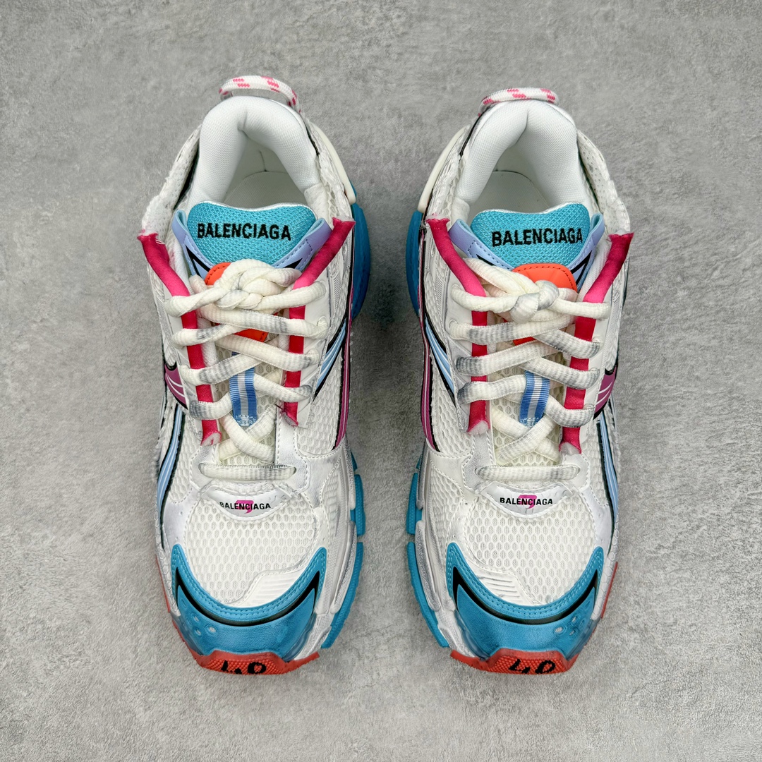 图片[2]-＃XA BALENCIAGA Runner Sneaker 巴黎世家七代慢跑系列低帮复古野跑潮流运动鞋老爹鞋 尼龙和网布材质 磨损效果 鞋头边缘印有尺码 背面浮印尺码 外侧印有跑者徽标 鞋舌刺绣 Balenciaga 品牌标识 鞋跟背面 Balenciaga品牌标识 材质采用65%聚氨酯、35%聚酯纤维 全新 Runner 鞋型轮廓借鉴于 2000 年初的复古线条 搭载大网眼面料制成鞋面基础 由粉色、白色尼龍与橡胶质地覆盖鞋面诠释线条感 当中透过几道手缝线与折损痕更是精准的掌握历经时间淬炼的破旧痕迹 延续其手法至鞋领、鞋跟、鞋带、中底等部分均饰有破损及脏污之貌 尤其是鞋领处与鞋带孔眼条更是采用不规则做旧技术将内容物泡棉随机露出 尺码：35 36 37 38 39 40 41 42 43 44 45 46-选品中心