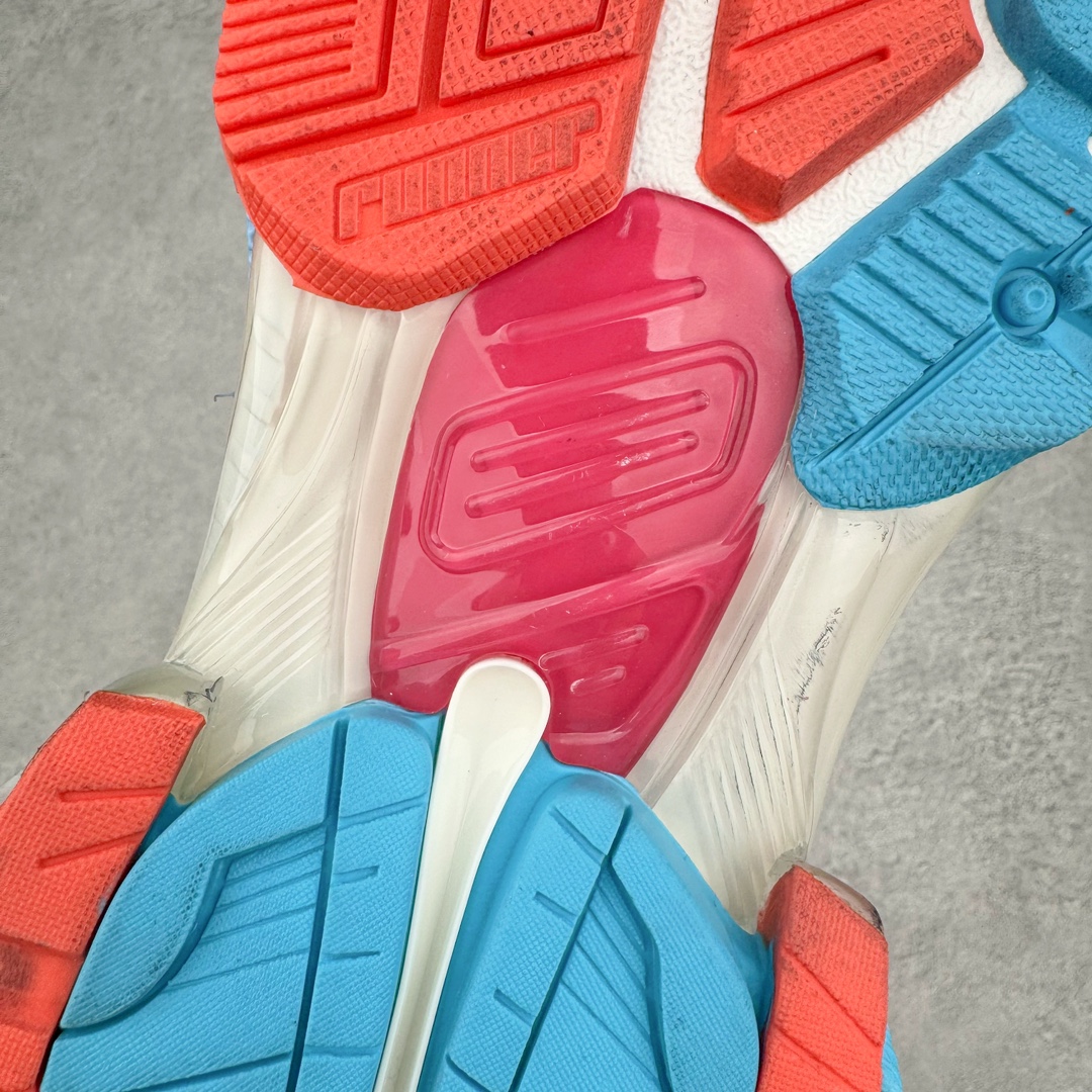 图片[14]-＃XA BALENCIAGA Runner Sneaker 巴黎世家七代慢跑系列低帮复古野跑潮流运动鞋老爹鞋 尼龙和网布材质 磨损效果 鞋头边缘印有尺码 背面浮印尺码 外侧印有跑者徽标 鞋舌刺绣 Balenciaga 品牌标识 鞋跟背面 Balenciaga品牌标识 材质采用65%聚氨酯、35%聚酯纤维 全新 Runner 鞋型轮廓借鉴于 2000 年初的复古线条 搭载大网眼面料制成鞋面基础 由粉色、白色尼龍与橡胶质地覆盖鞋面诠释线条感 当中透过几道手缝线与折损痕更是精准的掌握历经时间淬炼的破旧痕迹 延续其手法至鞋领、鞋跟、鞋带、中底等部分均饰有破损及脏污之貌 尤其是鞋领处与鞋带孔眼条更是采用不规则做旧技术将内容物泡棉随机露出 尺码：35 36 37 38 39 40 41 42 43 44 45 46-选品中心