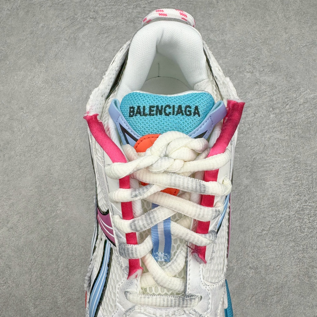 图片[5]-＃XA BALENCIAGA Runner Sneaker 巴黎世家七代慢跑系列低帮复古野跑潮流运动鞋老爹鞋 尼龙和网布材质 磨损效果 鞋头边缘印有尺码 背面浮印尺码 外侧印有跑者徽标 鞋舌刺绣 Balenciaga 品牌标识 鞋跟背面 Balenciaga品牌标识 材质采用65%聚氨酯、35%聚酯纤维 全新 Runner 鞋型轮廓借鉴于 2000 年初的复古线条 搭载大网眼面料制成鞋面基础 由粉色、白色尼龍与橡胶质地覆盖鞋面诠释线条感 当中透过几道手缝线与折损痕更是精准的掌握历经时间淬炼的破旧痕迹 延续其手法至鞋领、鞋跟、鞋带、中底等部分均饰有破损及脏污之貌 尤其是鞋领处与鞋带孔眼条更是采用不规则做旧技术将内容物泡棉随机露出 尺码：35 36 37 38 39 40 41 42 43 44 45 46-选品中心