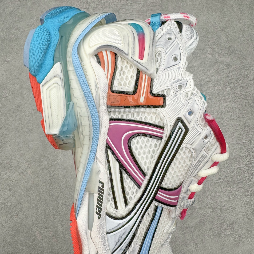 图片[6]-＃XA BALENCIAGA Runner Sneaker 巴黎世家七代慢跑系列低帮复古野跑潮流运动鞋老爹鞋 尼龙和网布材质 磨损效果 鞋头边缘印有尺码 背面浮印尺码 外侧印有跑者徽标 鞋舌刺绣 Balenciaga 品牌标识 鞋跟背面 Balenciaga品牌标识 材质采用65%聚氨酯、35%聚酯纤维 全新 Runner 鞋型轮廓借鉴于 2000 年初的复古线条 搭载大网眼面料制成鞋面基础 由粉色、白色尼龍与橡胶质地覆盖鞋面诠释线条感 当中透过几道手缝线与折损痕更是精准的掌握历经时间淬炼的破旧痕迹 延续其手法至鞋领、鞋跟、鞋带、中底等部分均饰有破损及脏污之貌 尤其是鞋领处与鞋带孔眼条更是采用不规则做旧技术将内容物泡棉随机露出 尺码：35 36 37 38 39 40 41 42 43 44 45 46-选品中心
