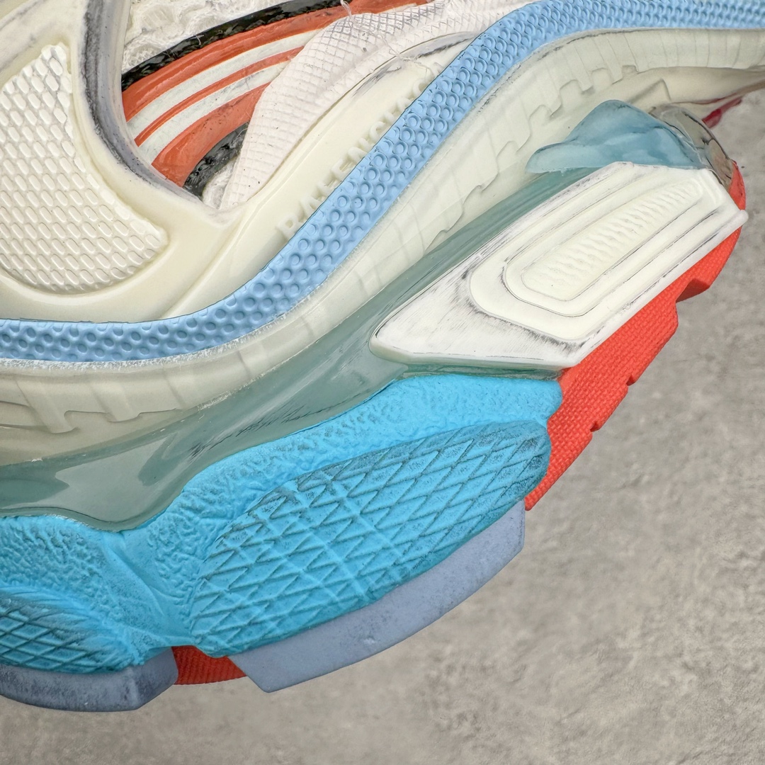图片[12]-＃XA BALENCIAGA Runner Sneaker 巴黎世家七代慢跑系列低帮复古野跑潮流运动鞋老爹鞋 尼龙和网布材质 磨损效果 鞋头边缘印有尺码 背面浮印尺码 外侧印有跑者徽标 鞋舌刺绣 Balenciaga 品牌标识 鞋跟背面 Balenciaga品牌标识 材质采用65%聚氨酯、35%聚酯纤维 全新 Runner 鞋型轮廓借鉴于 2000 年初的复古线条 搭载大网眼面料制成鞋面基础 由粉色、白色尼龍与橡胶质地覆盖鞋面诠释线条感 当中透过几道手缝线与折损痕更是精准的掌握历经时间淬炼的破旧痕迹 延续其手法至鞋领、鞋跟、鞋带、中底等部分均饰有破损及脏污之貌 尤其是鞋领处与鞋带孔眼条更是采用不规则做旧技术将内容物泡棉随机露出 尺码：35 36 37 38 39 40 41 42 43 44 45 46-选品中心
