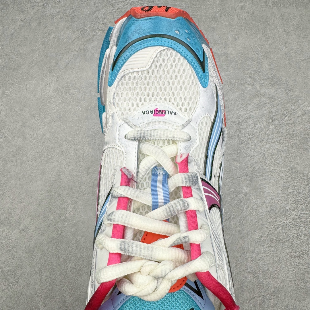 图片[4]-＃XA BALENCIAGA Runner Sneaker 巴黎世家七代慢跑系列低帮复古野跑潮流运动鞋老爹鞋 尼龙和网布材质 磨损效果 鞋头边缘印有尺码 背面浮印尺码 外侧印有跑者徽标 鞋舌刺绣 Balenciaga 品牌标识 鞋跟背面 Balenciaga品牌标识 材质采用65%聚氨酯、35%聚酯纤维 全新 Runner 鞋型轮廓借鉴于 2000 年初的复古线条 搭载大网眼面料制成鞋面基础 由粉色、白色尼龍与橡胶质地覆盖鞋面诠释线条感 当中透过几道手缝线与折损痕更是精准的掌握历经时间淬炼的破旧痕迹 延续其手法至鞋领、鞋跟、鞋带、中底等部分均饰有破损及脏污之貌 尤其是鞋领处与鞋带孔眼条更是采用不规则做旧技术将内容物泡棉随机露出 尺码：35 36 37 38 39 40 41 42 43 44 45 46-选品中心