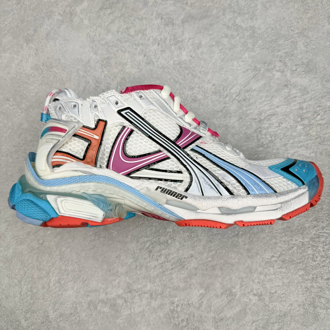＃XA BALENCIAGA Runner Sneaker 巴黎世家七代慢跑系列低帮复古野跑潮流运动鞋老爹鞋 尼龙和网布材质 磨损效果 鞋头边缘印有尺码 背面浮印尺码 外侧印有跑者徽标 鞋舌刺绣 Balenciaga 品牌标识 鞋跟背面 Balenciaga品牌标识 材质采用65%聚氨酯、35%聚酯纤维 全新 Runner 鞋型轮廓借鉴于 2000 年初的复古线条 搭载大网眼面料制成鞋面基础 由粉色、白色尼龍与橡胶质地覆盖鞋面诠释线条感 当中透过几道手缝线与折损痕更是精准的掌握历经时间淬炼的破旧痕迹 延续其手法至鞋领、鞋跟、鞋带、中底等部分均饰有破损及脏污之貌 尤其是鞋领处与鞋带孔眼条更是采用不规则做旧技术将内容物泡棉随机露出 尺码：35 36 37 38 39 40 41 42 43 44 45 46-选品中心